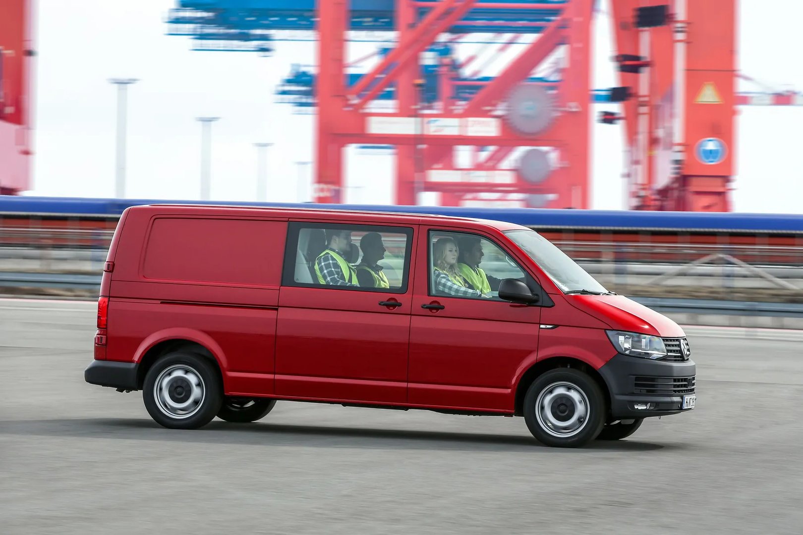 Volkswagen_Transporter_6_generation__Van_Long__2.jpg
