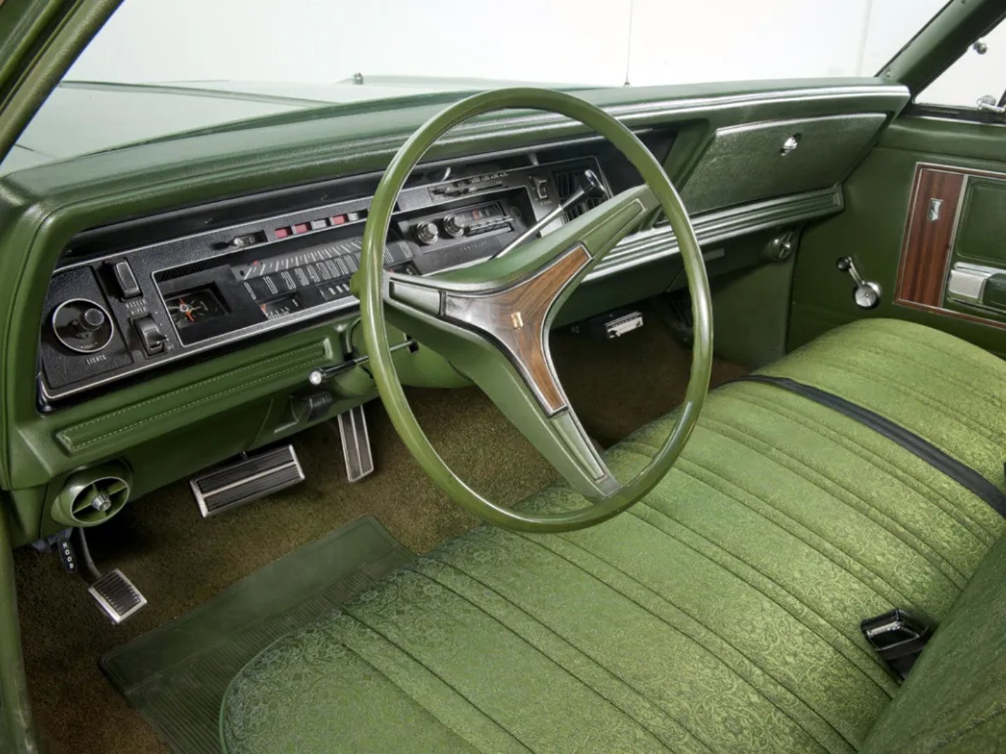 Chrysler_Newport_4_generation__Sedan__4.jpg
