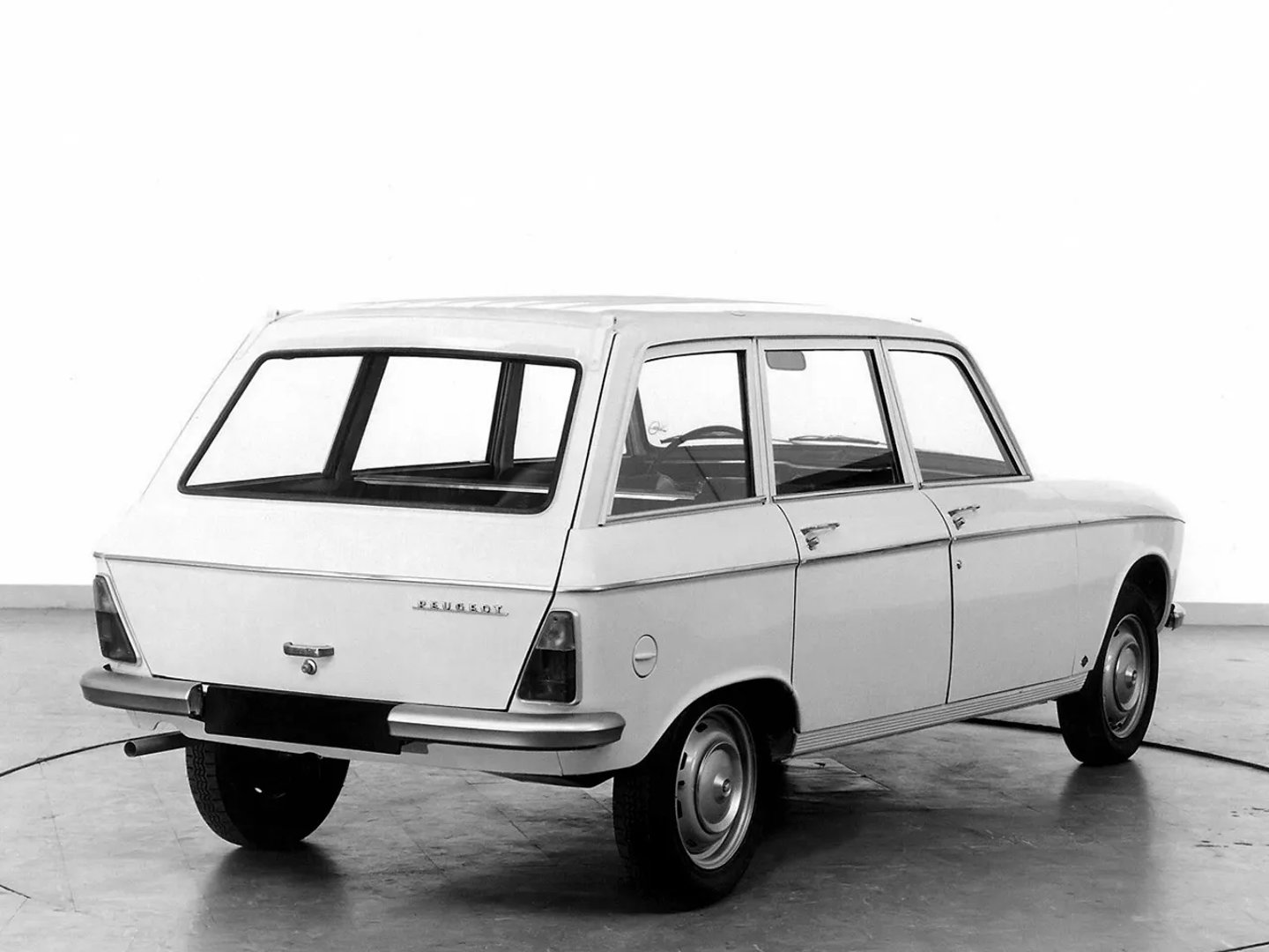 Peugeot_204_1_generation__Estate_5-door__4.jpg