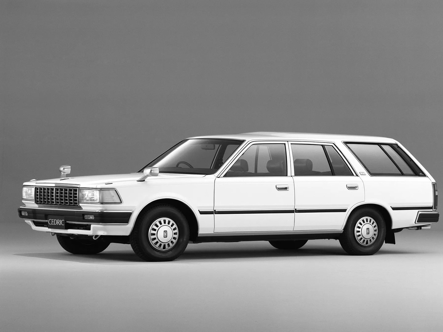 Nissan_Cedric_6_generation__Estate_5-door__2.jpg