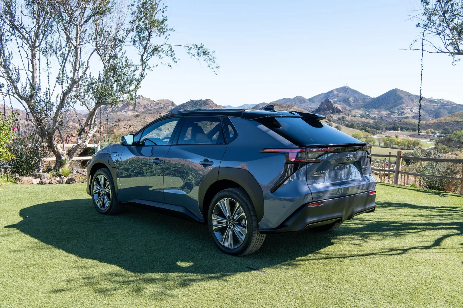 Subaru_Solterra_1_generation__SUV_5-doors__8.jpg