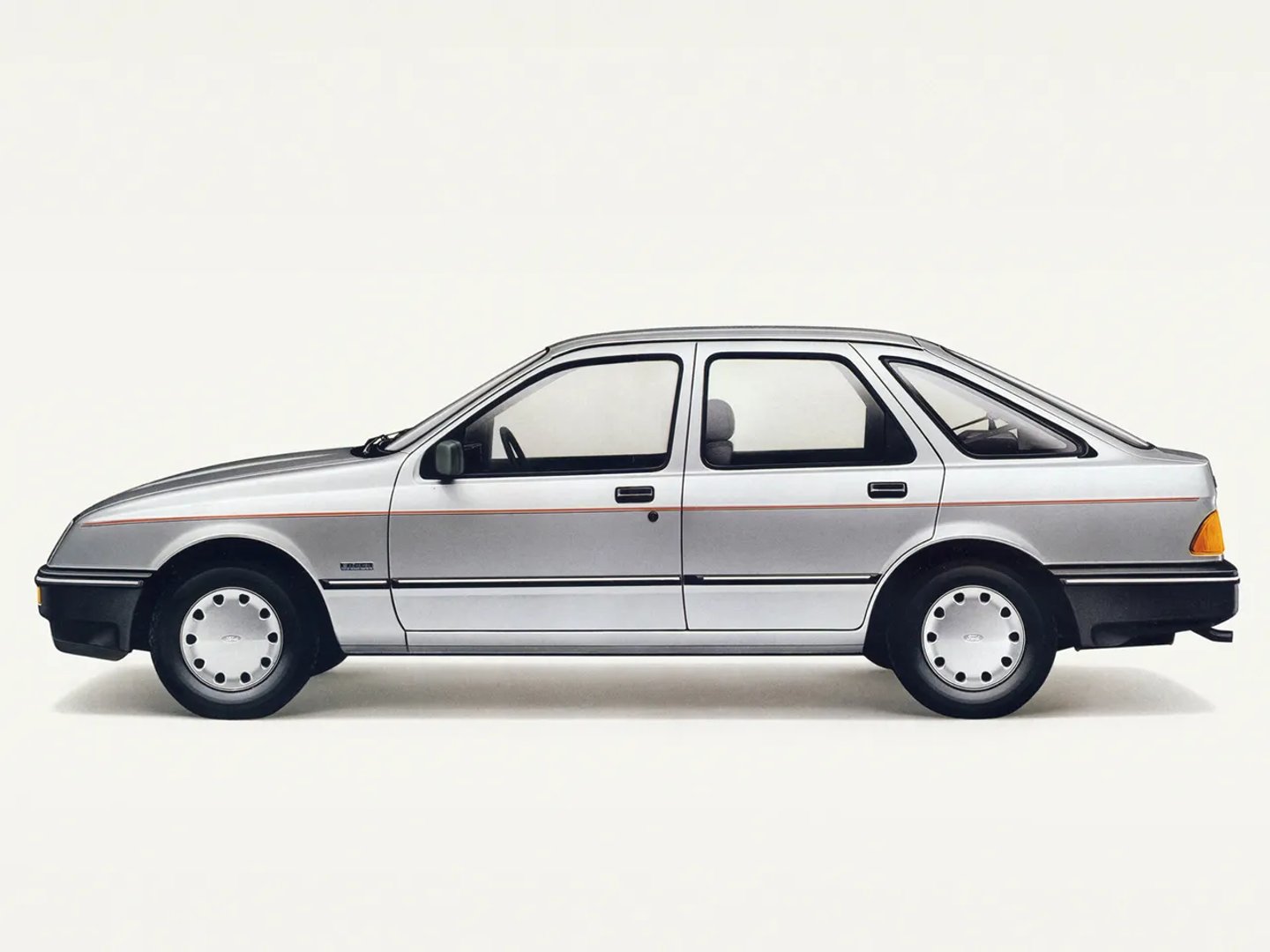 Ford_Sierra_1_generation__Hatchback_5-door__1.jpg