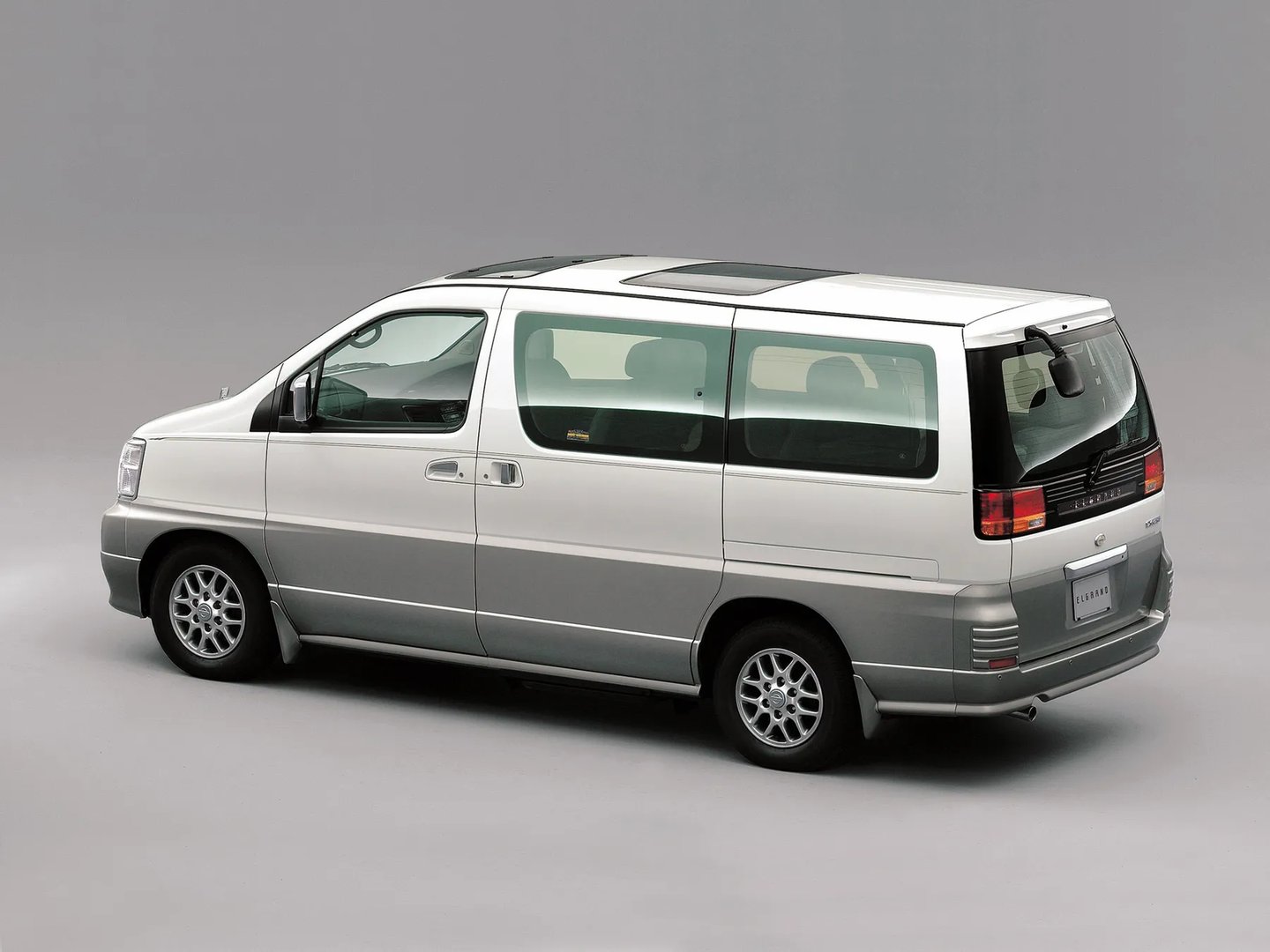 Nissan_Elgrand_1_generation__Minivan__1.jpg