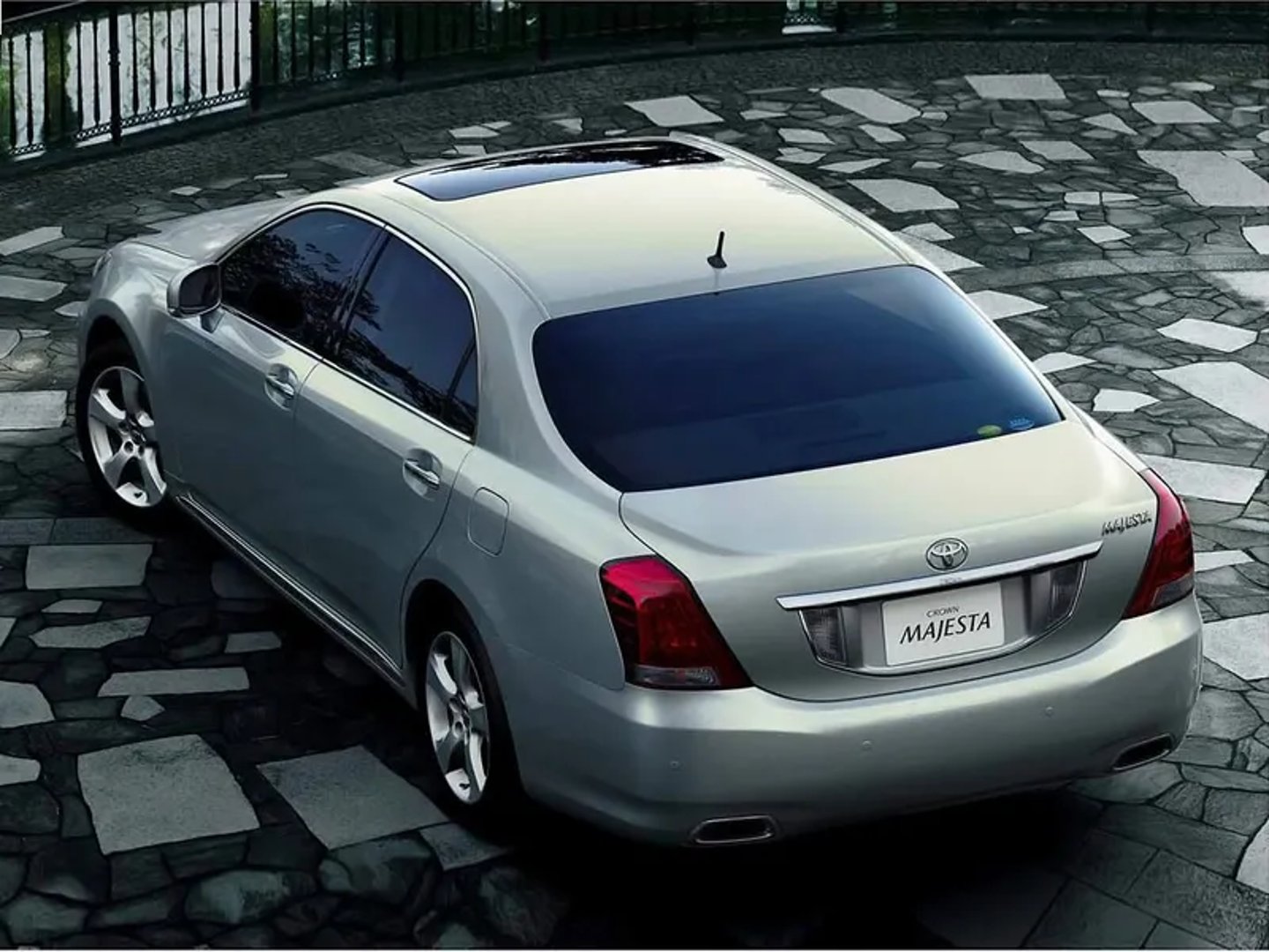 Toyota_Crown_Majesta_5_generation__Sedan__3.jpg