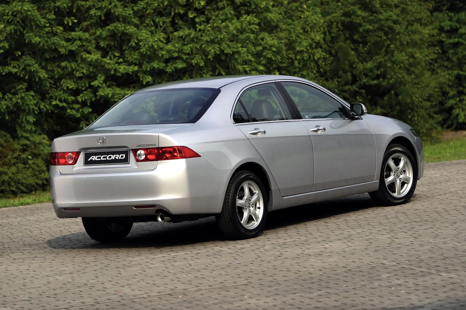 Honda_Accord_7_generation__Sedan__1.jpg