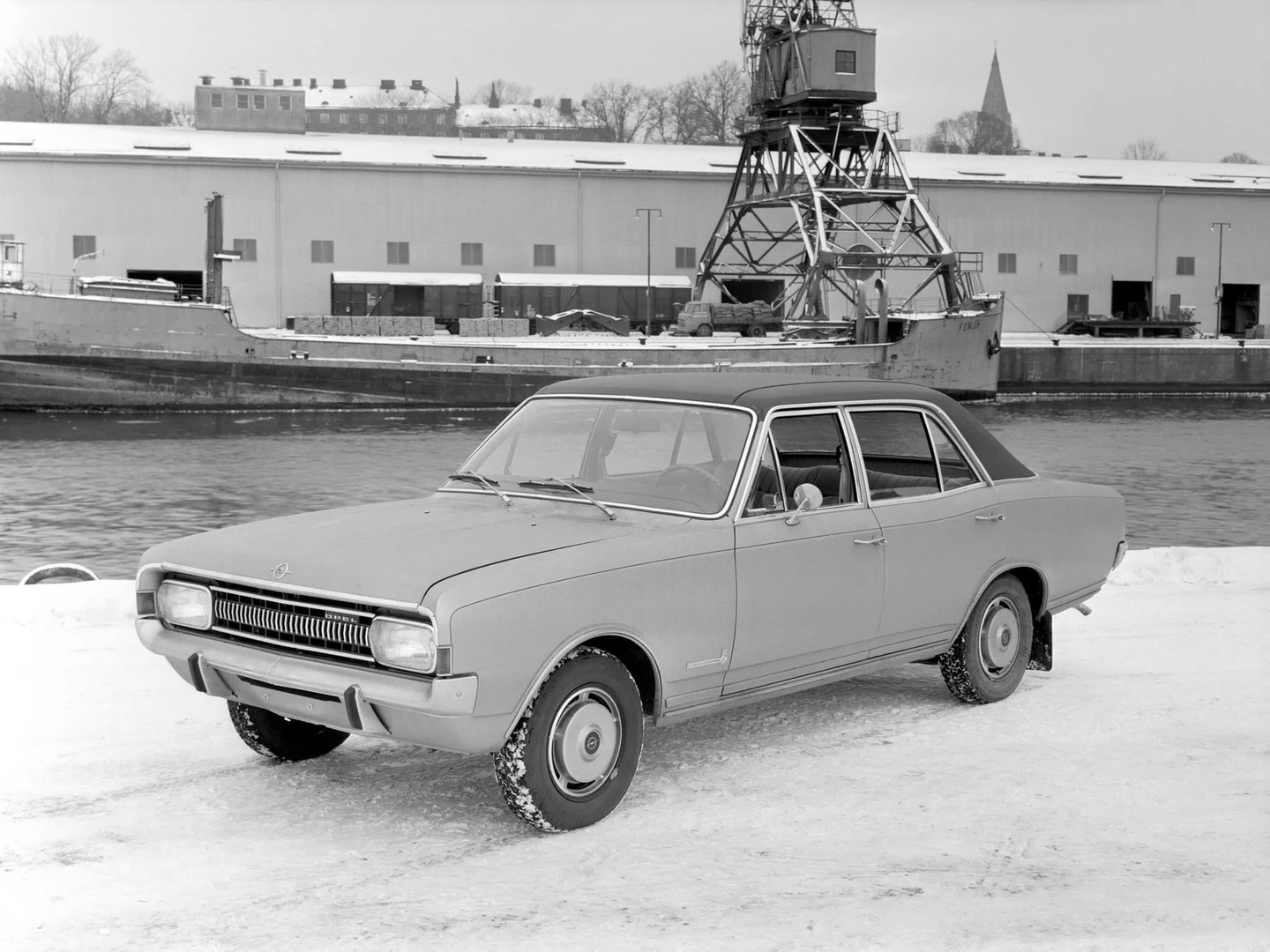 Opel_Commodore_1_generation__Sedan__4.jpg