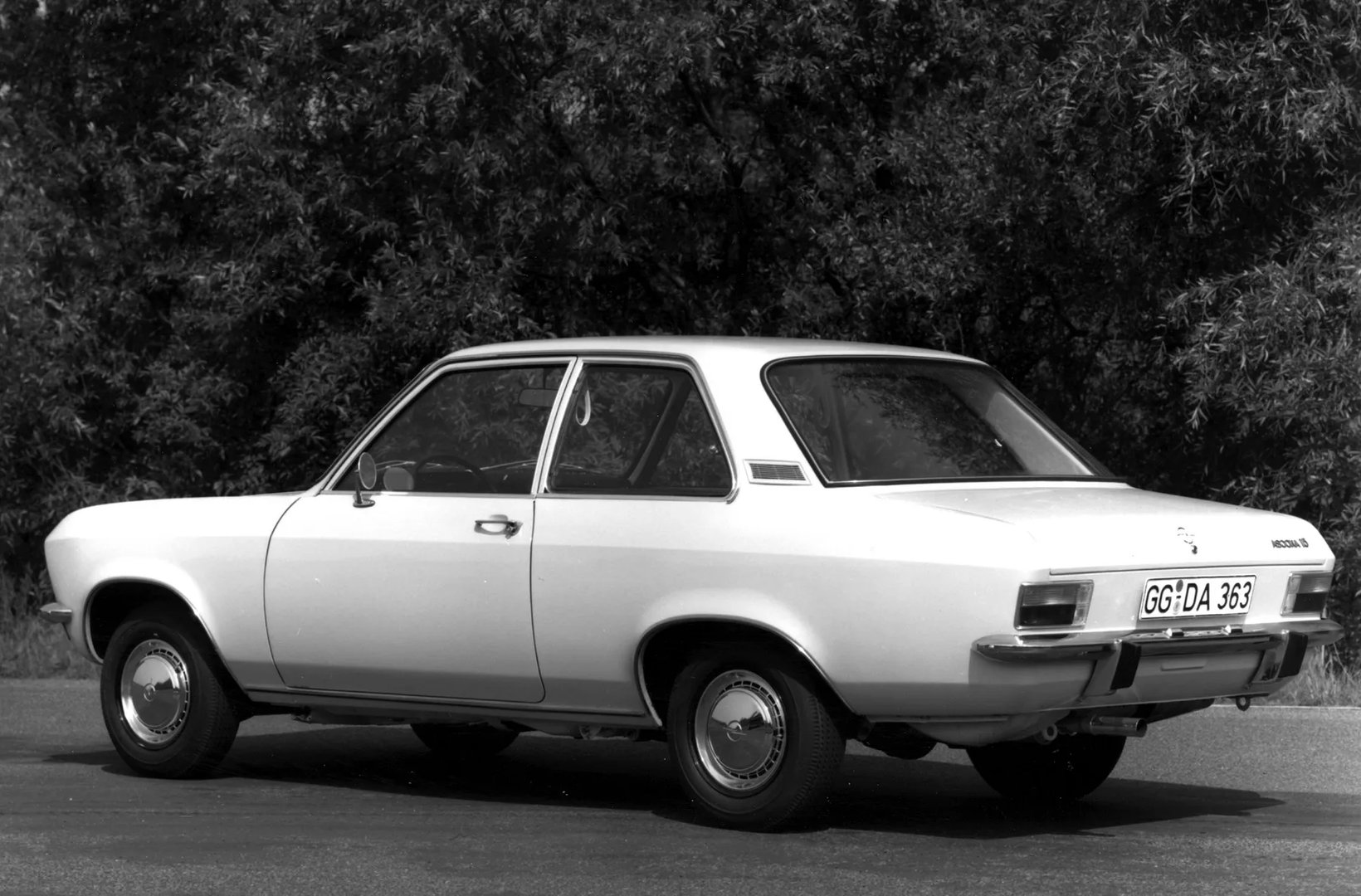 Opel_Ascona_1_generation__Sedan_2-doors__9.jpg