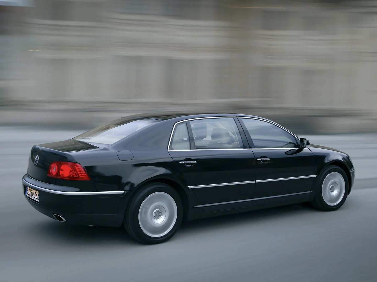 Volkswagen_Phaeton_1_generation__Sedan_Long__2.jpg
