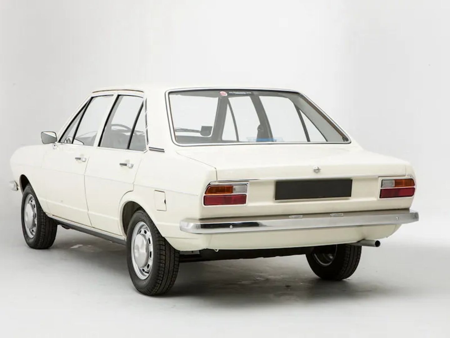 Audi_80_1_generation__Sedan__1.jpg