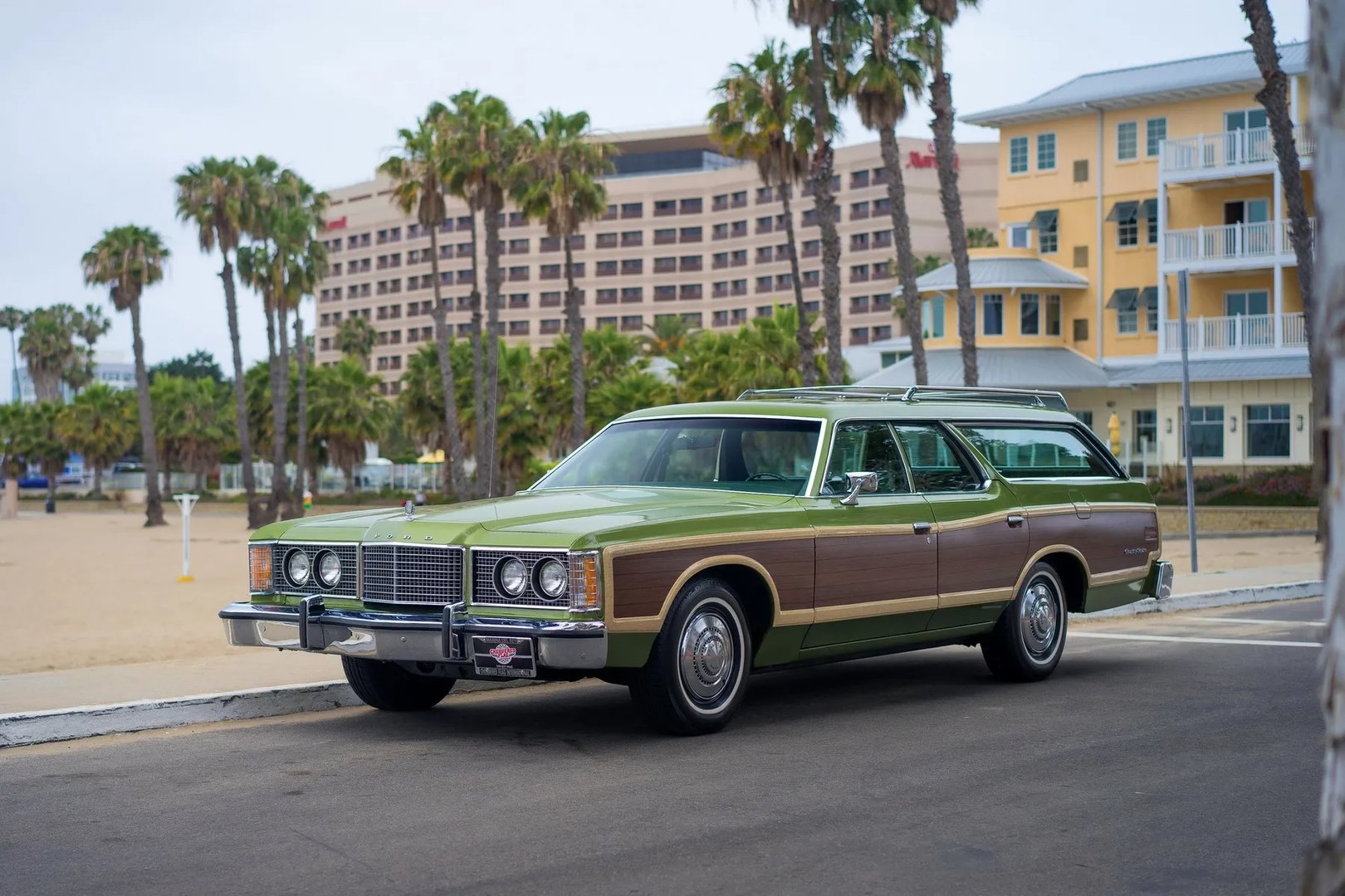 Ford_Galaxie_(USA)_4_generation__Estate_5-door__1.jpg