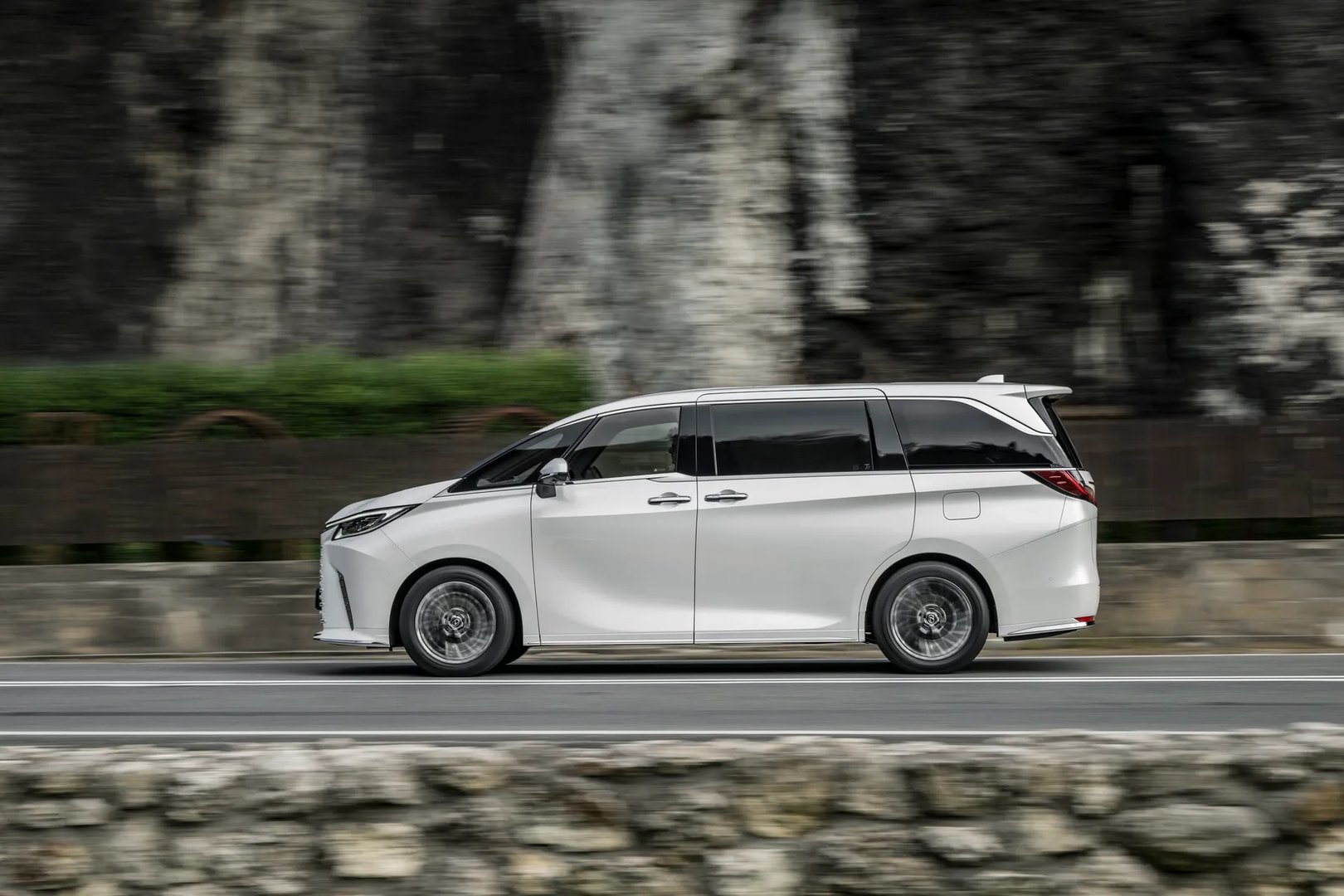 Lexus_LM_2_generation__Minivan__8.jpg