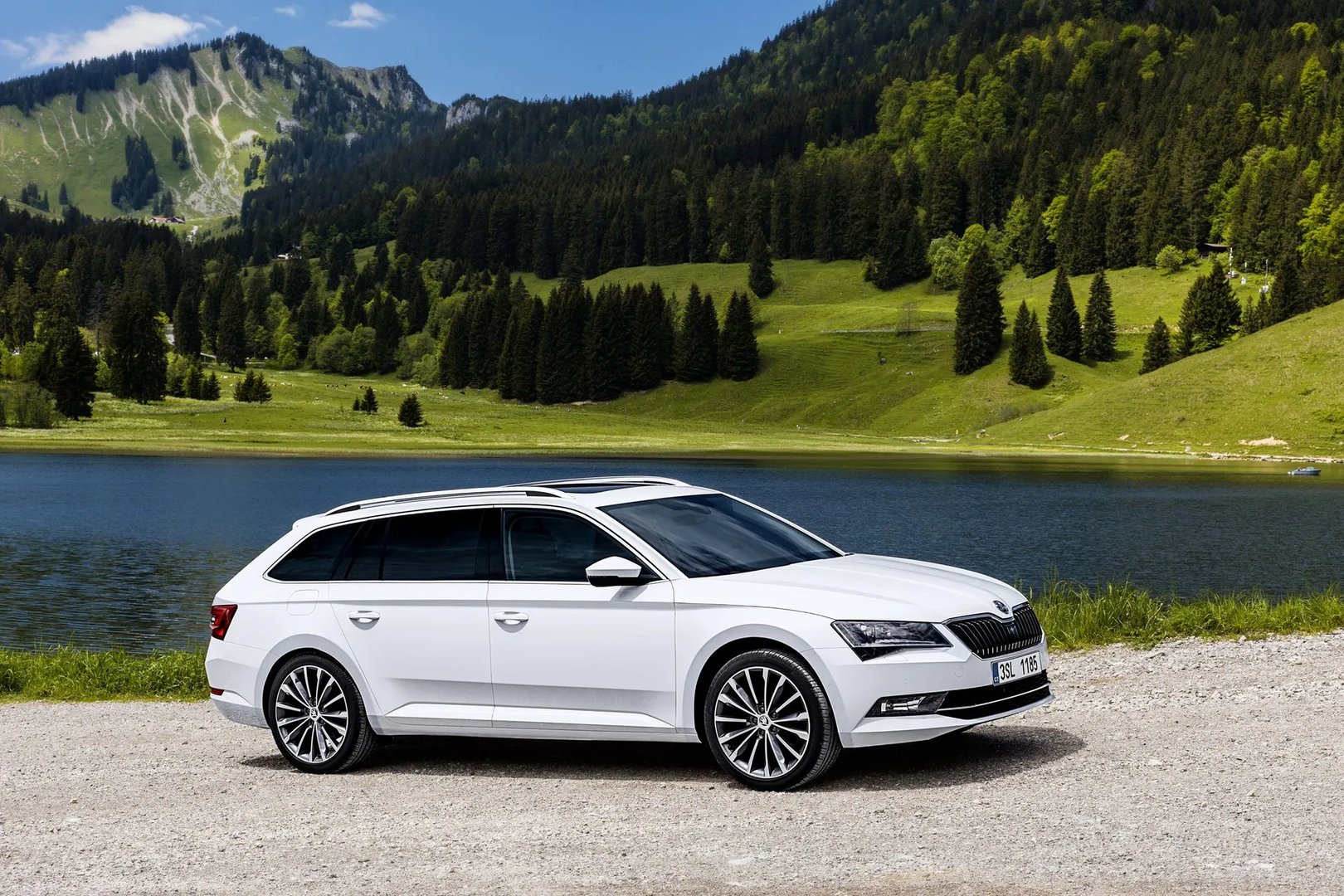 Skoda_Superb_3_generation__Estate_5-door__9.jpg