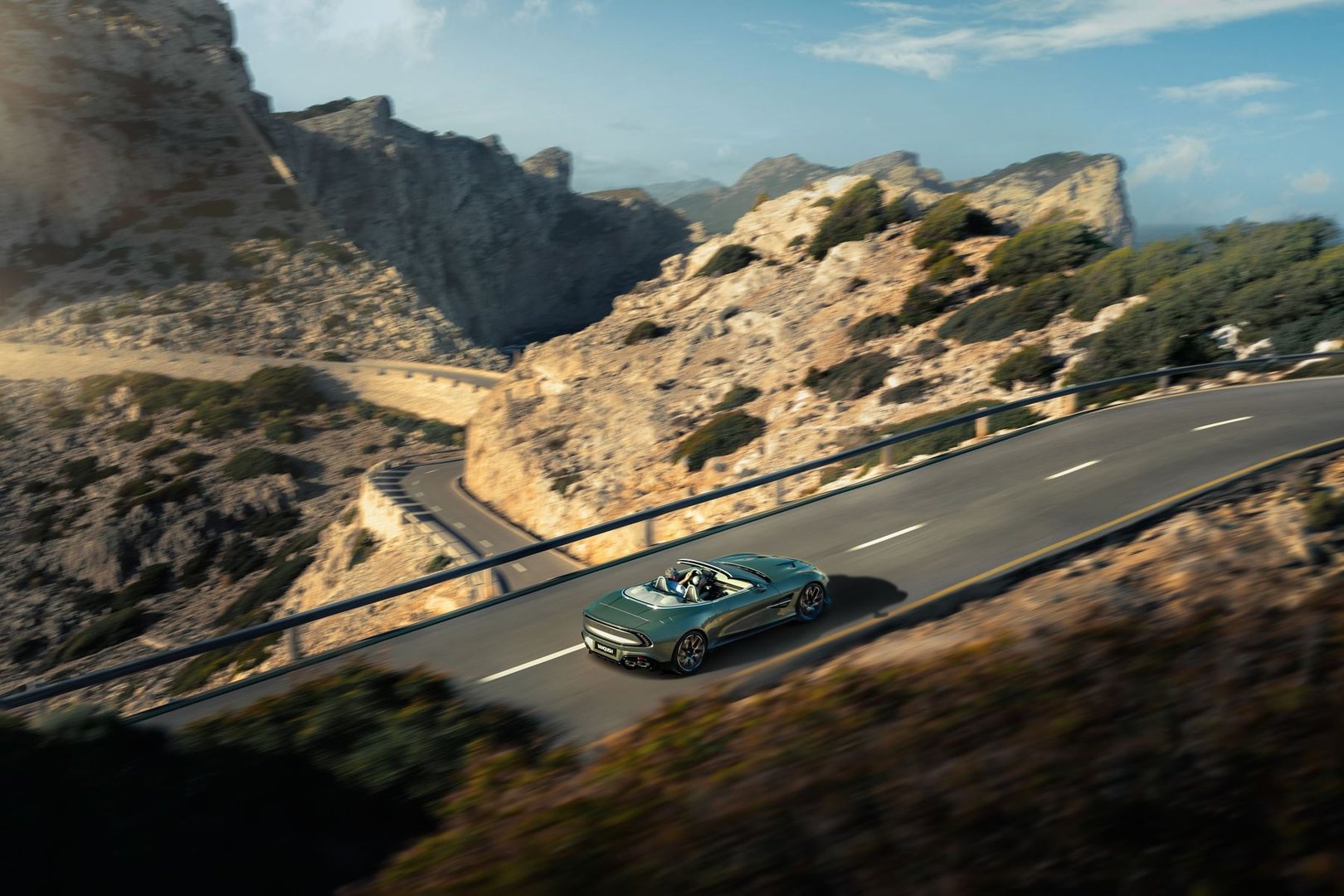 aston-martin_Vanquish_3_generation__Cabrio__4.jpg