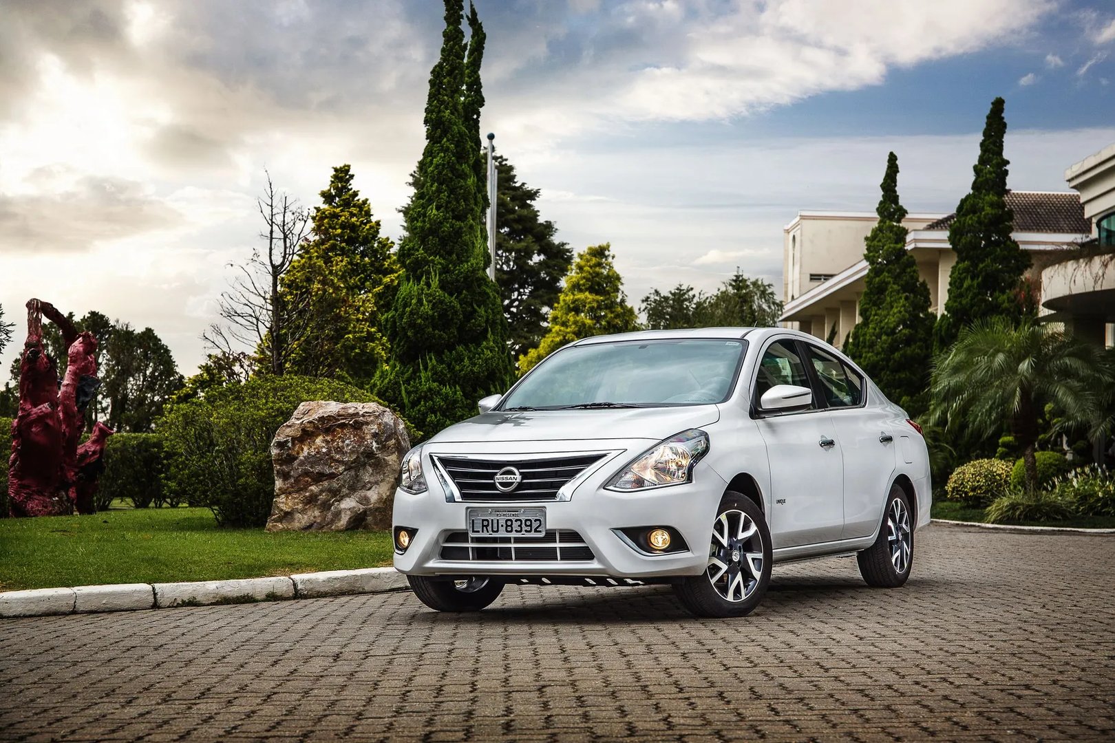 Nissan_Versa_2_generation_restyling__Sedan__8.jpg