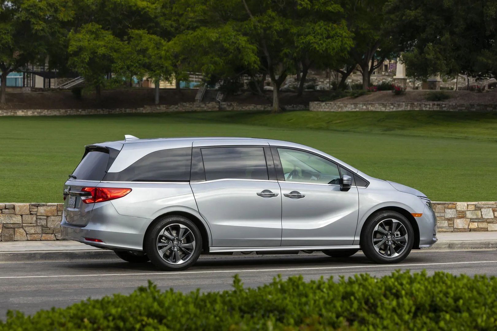 Honda_Odyssey_(USA)_5_generation_restyling__Minivan__3.jpg