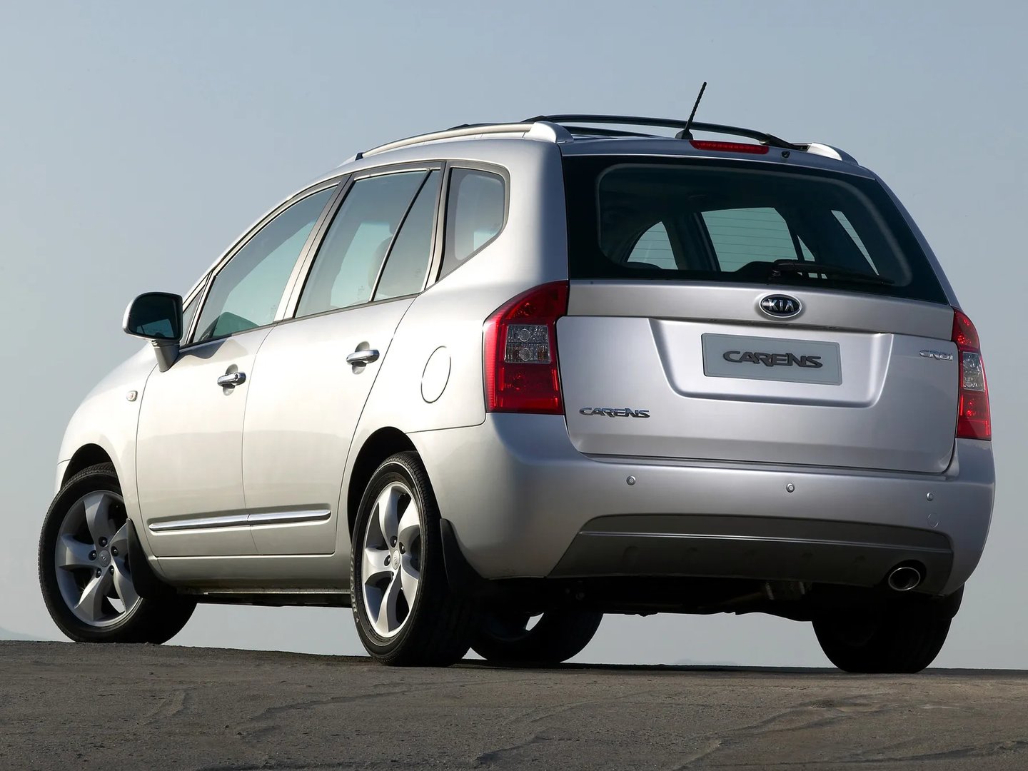 Kia_Carens_2_generation__Compact_Van__8.jpg