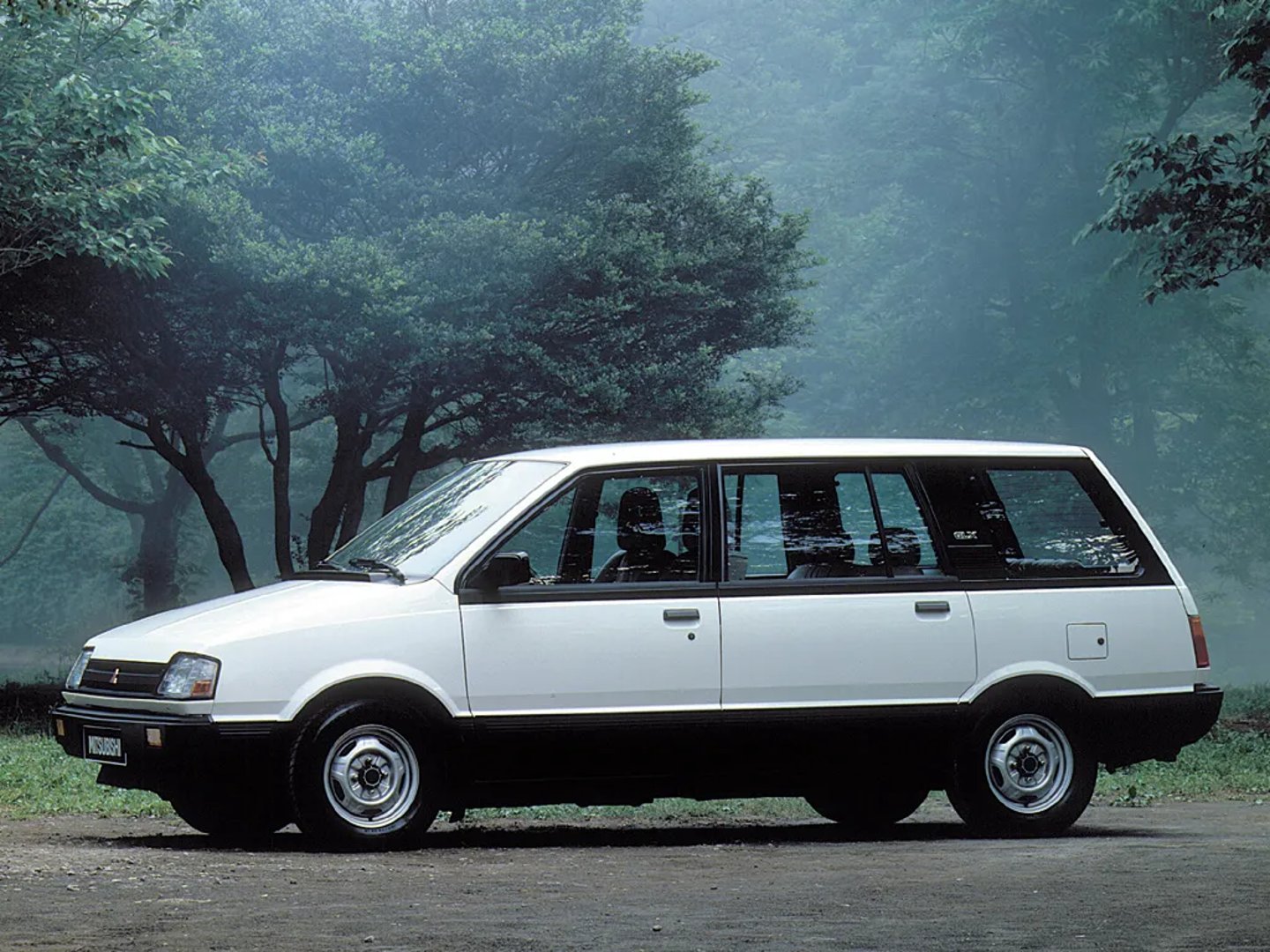 Mitsubishi_Space_Wagon_1_generation__Compact_Van__2.jpg