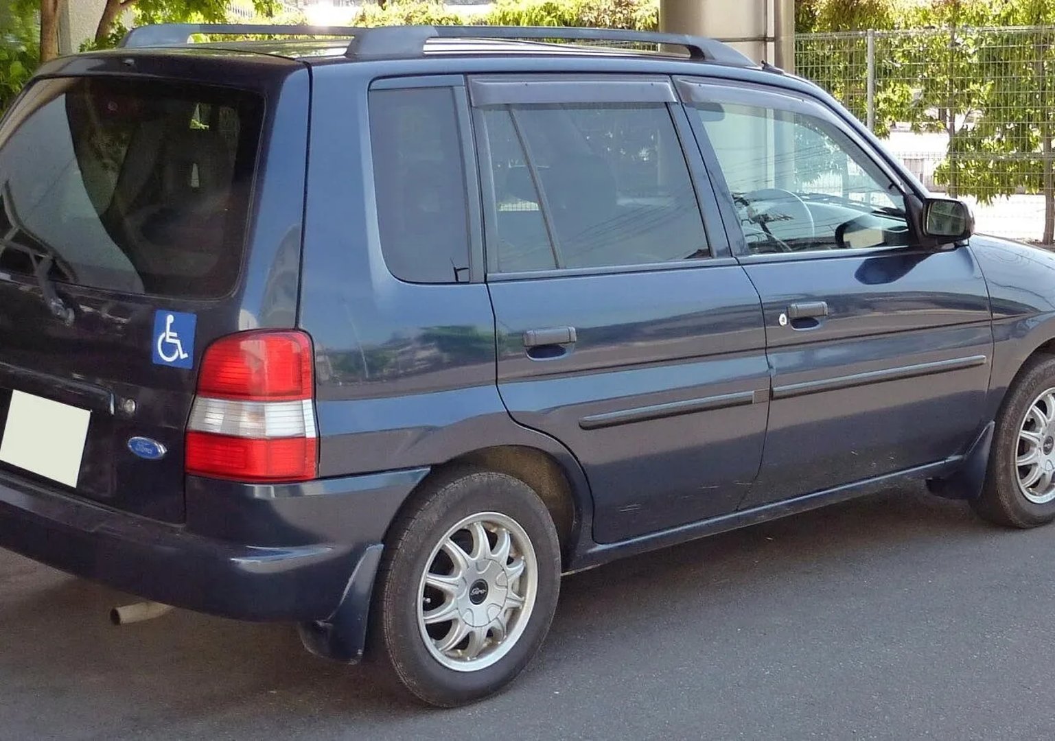 Ford_Festiva_3_generation__Mini_5-doors__1.jpg
