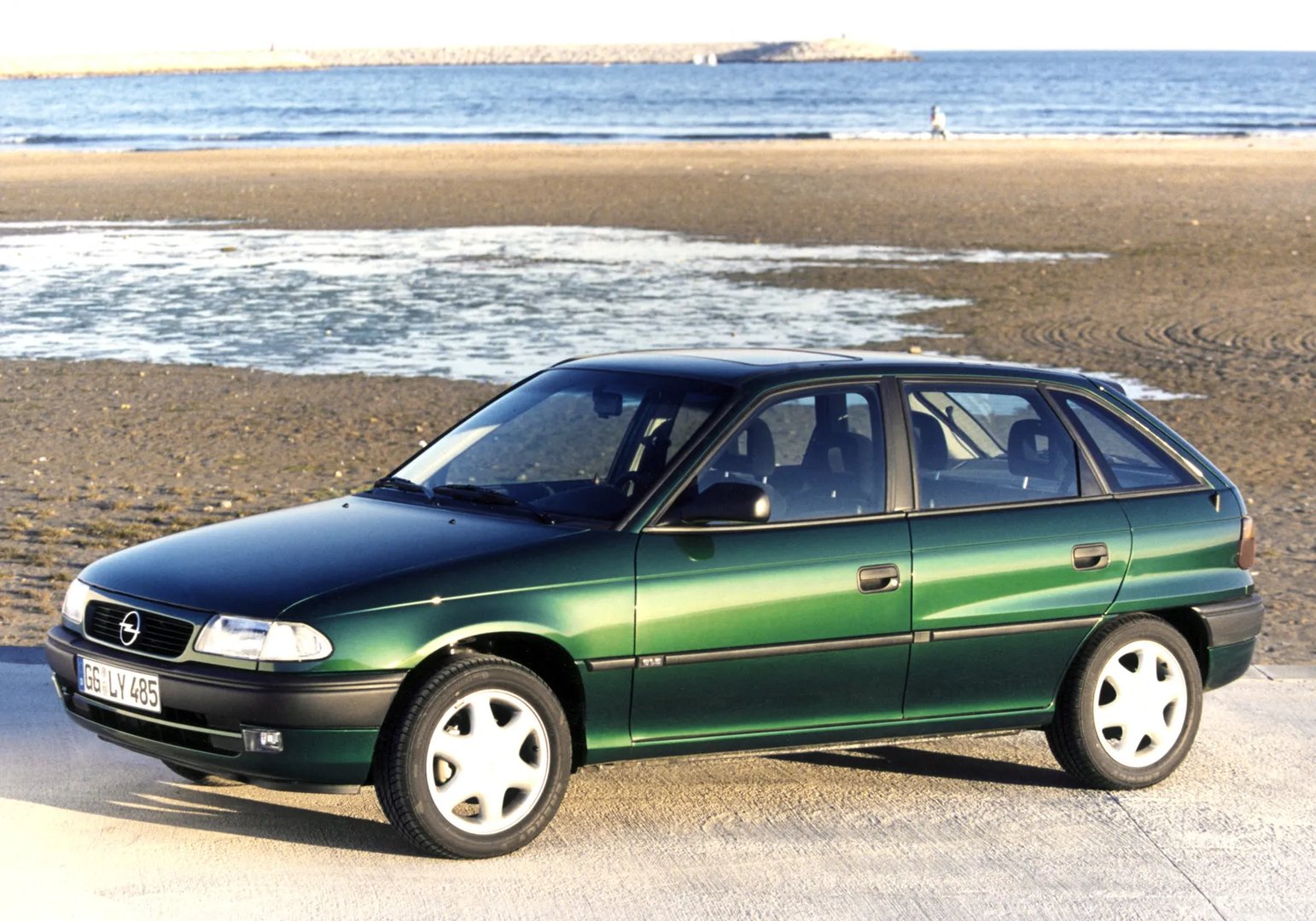 Opel_Astra_1_generation_restyling_1__Hatchback_5-door__10.jpg