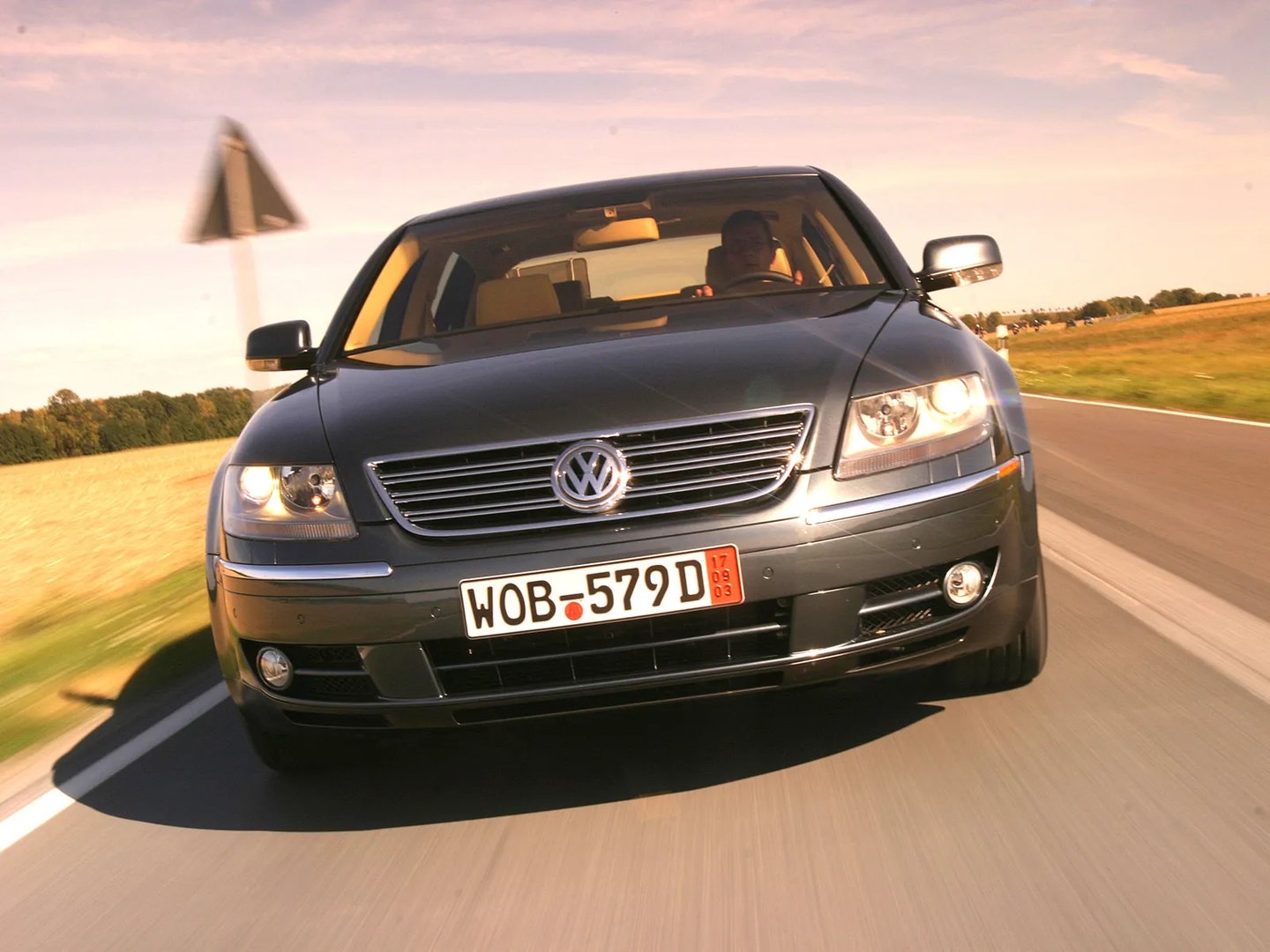 Volkswagen_Phaeton_1_generation__Sedan__3.jpg