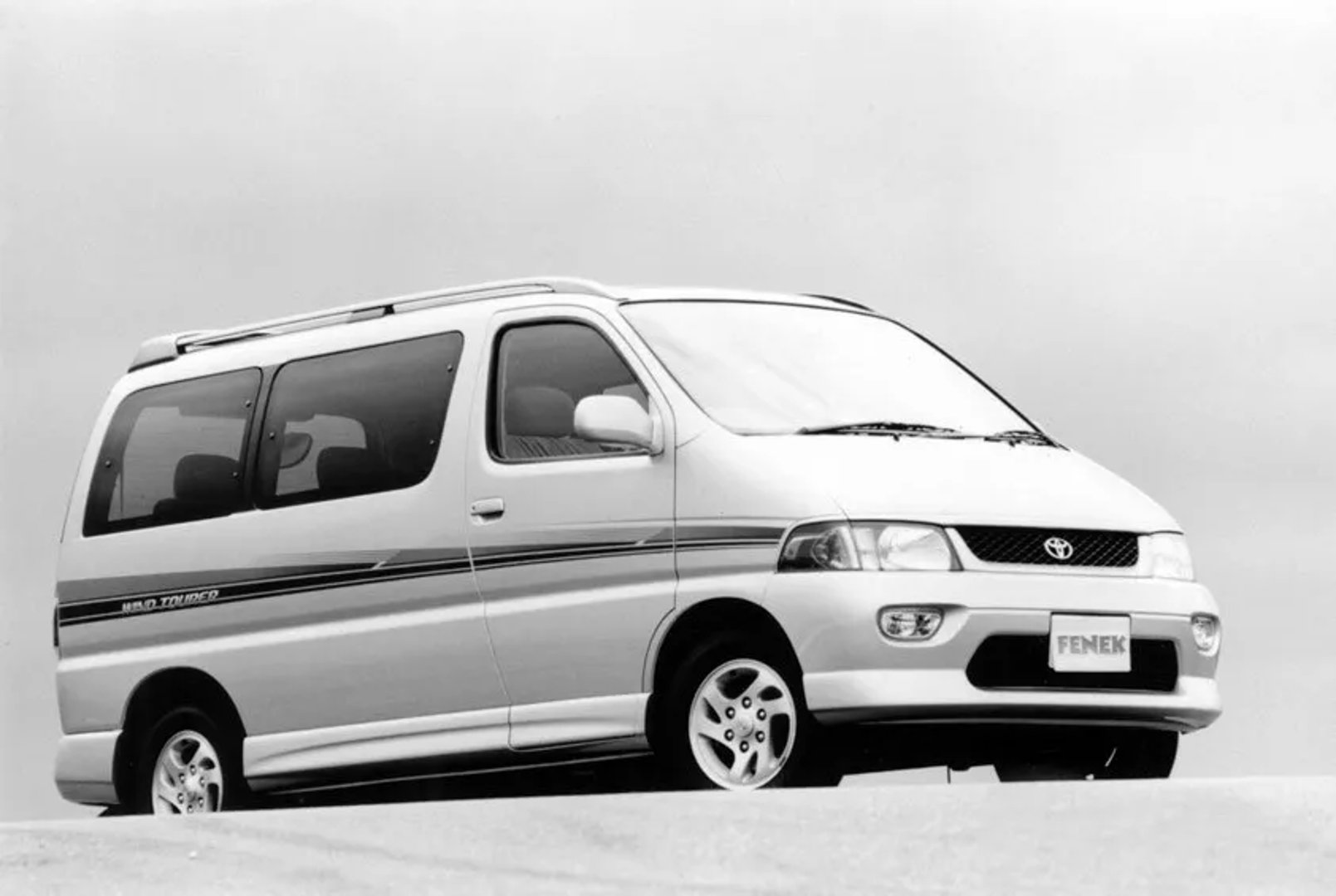 Toyota_RegiusAce_1_generation__Minivan__1.jpg