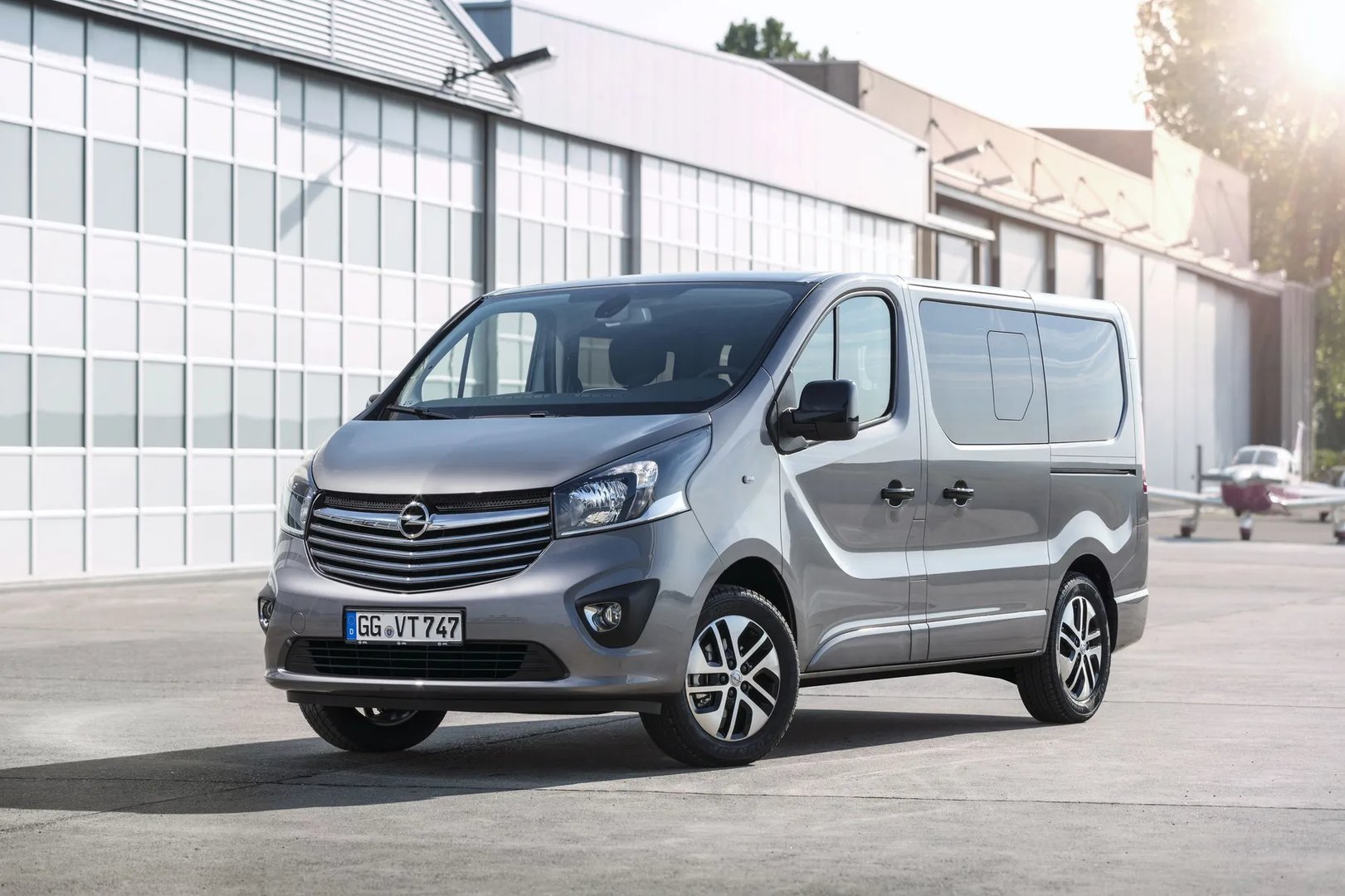 Opel_Vivaro_2_generation__Minivan__5.jpg