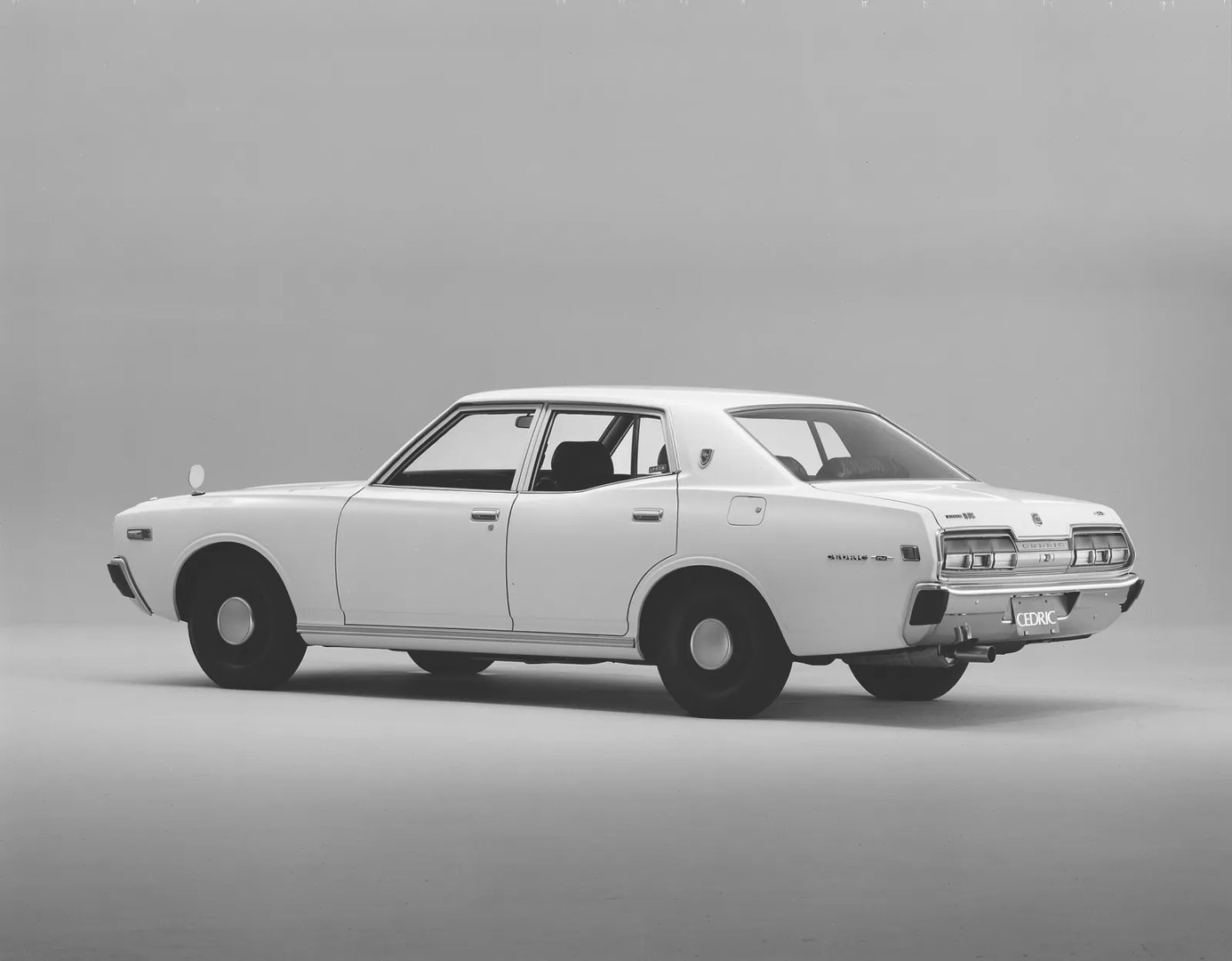 Nissan_Cedric_4_generation__Sedan__7.jpg