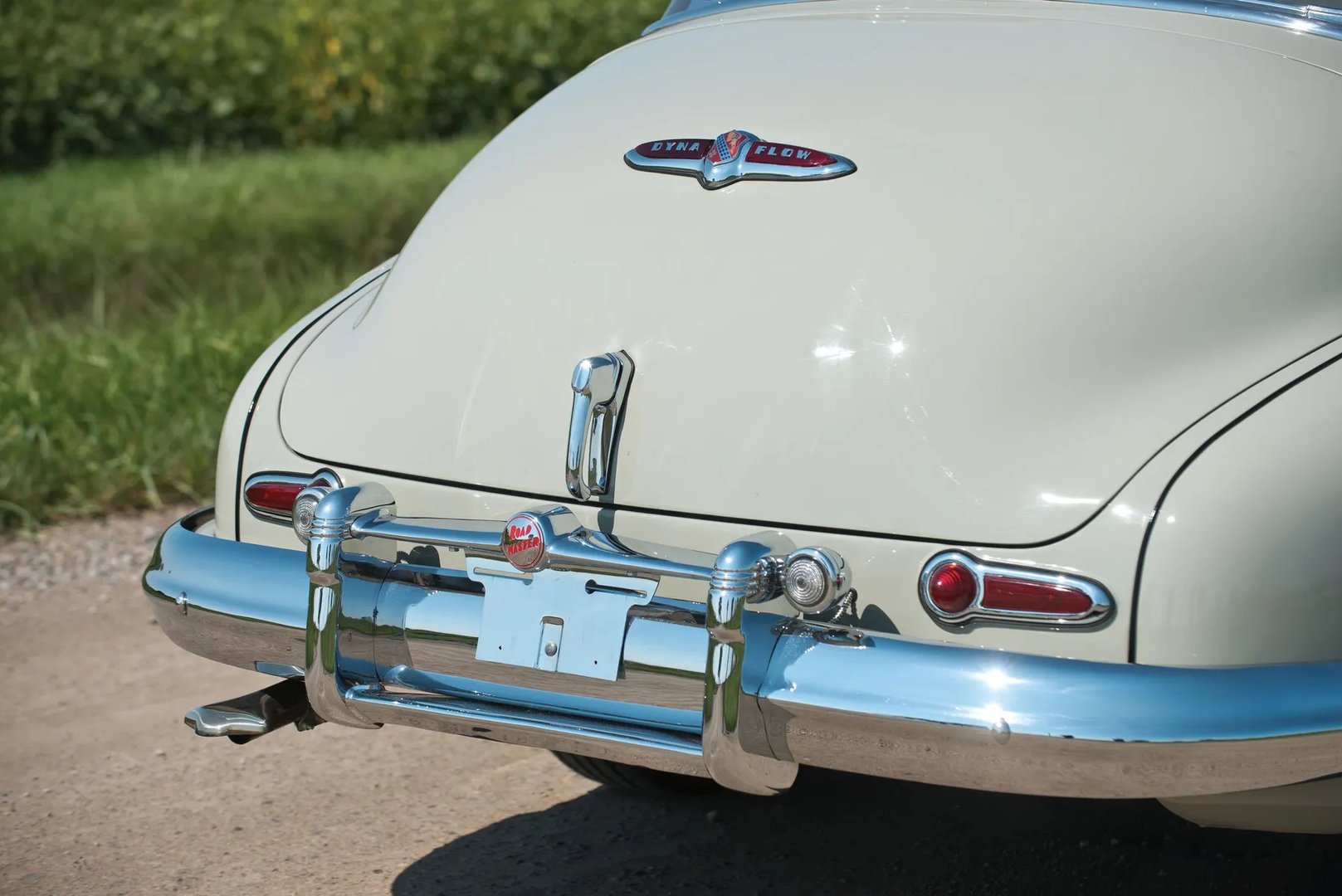 Buick_Roadmaster_4_generation__Sedan__6.jpg