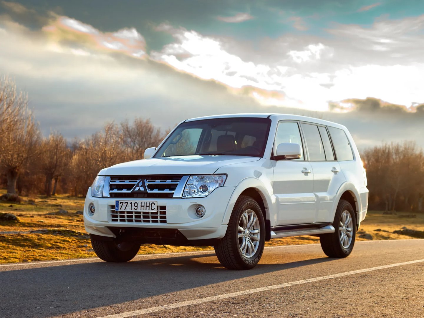 Mitsubishi_Montero_4_generation__SUV_5-doors__1.jpg
