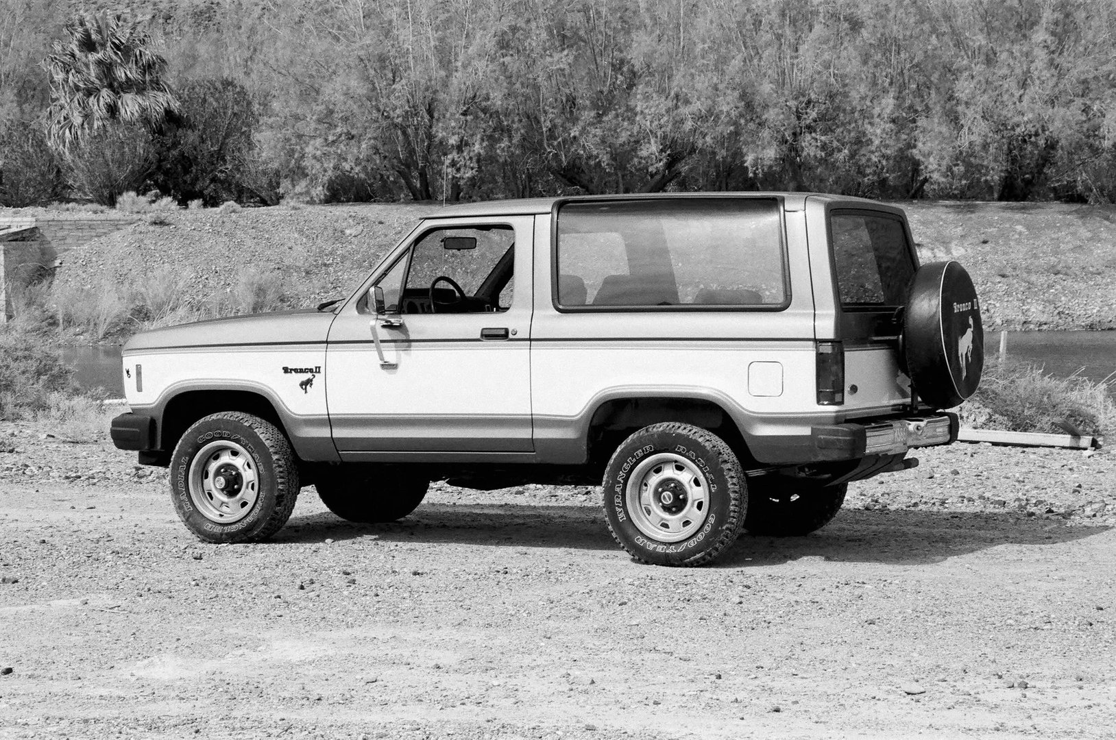 Ford_Bronco-II_1_generation__SUV_3-doors__11.jpg