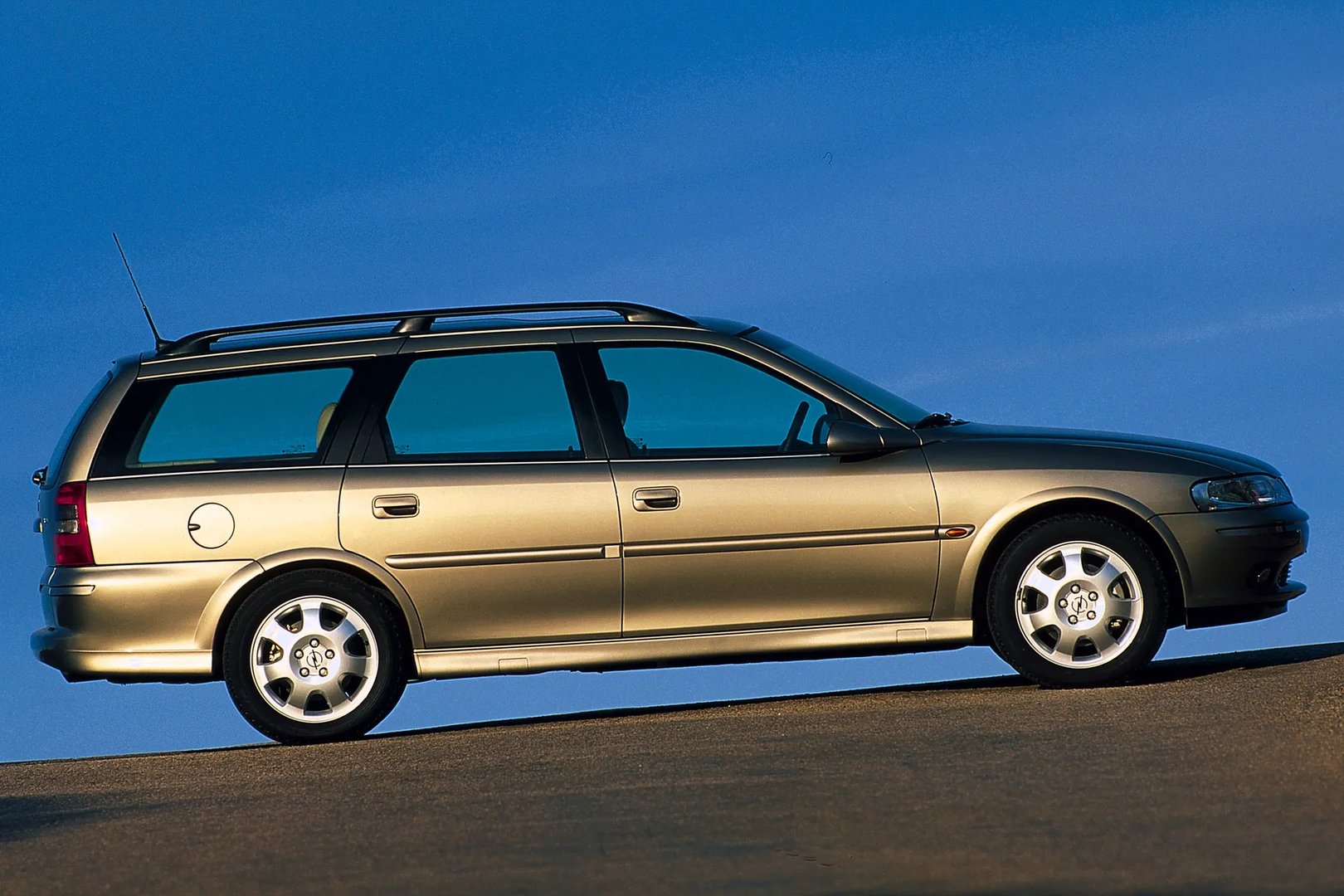 Opel_Vectra_2_generation_restyling__Estate_5-door__8.jpg