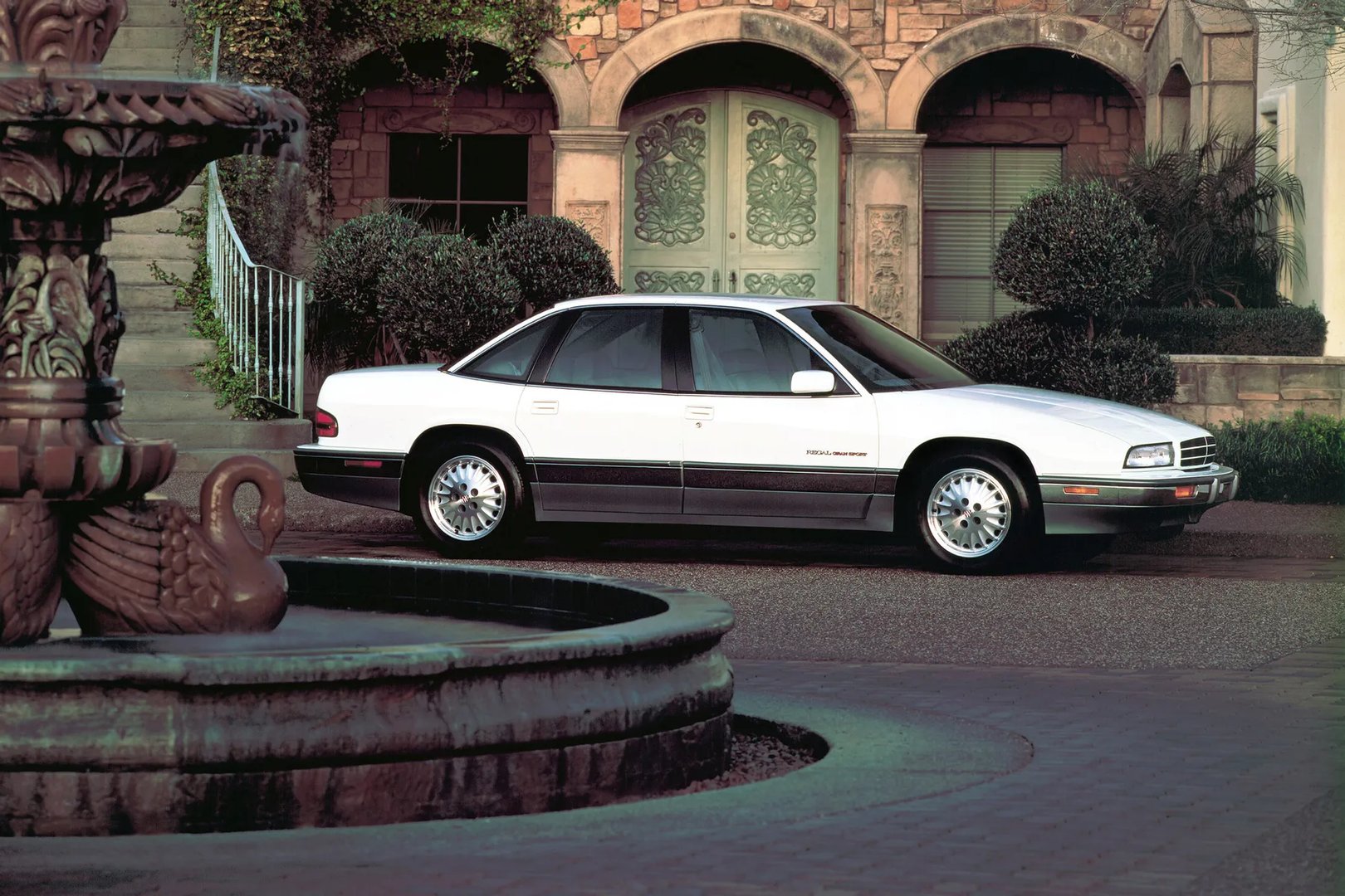 Buick_Regal_3_generation__Sedan__10.jpg