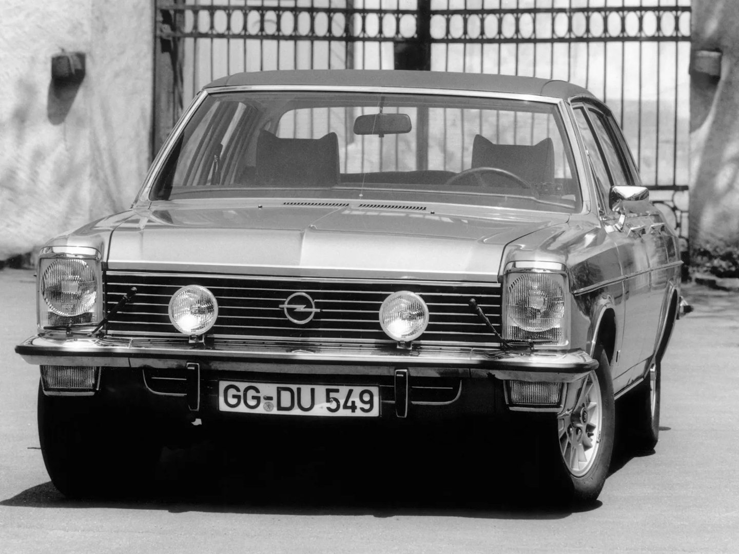 Opel_Diplomat_2_generation__Sedan__10.jpg