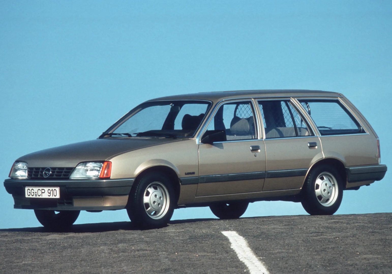Opel_Rekord_5_generation__Estate_5-door__6.jpg