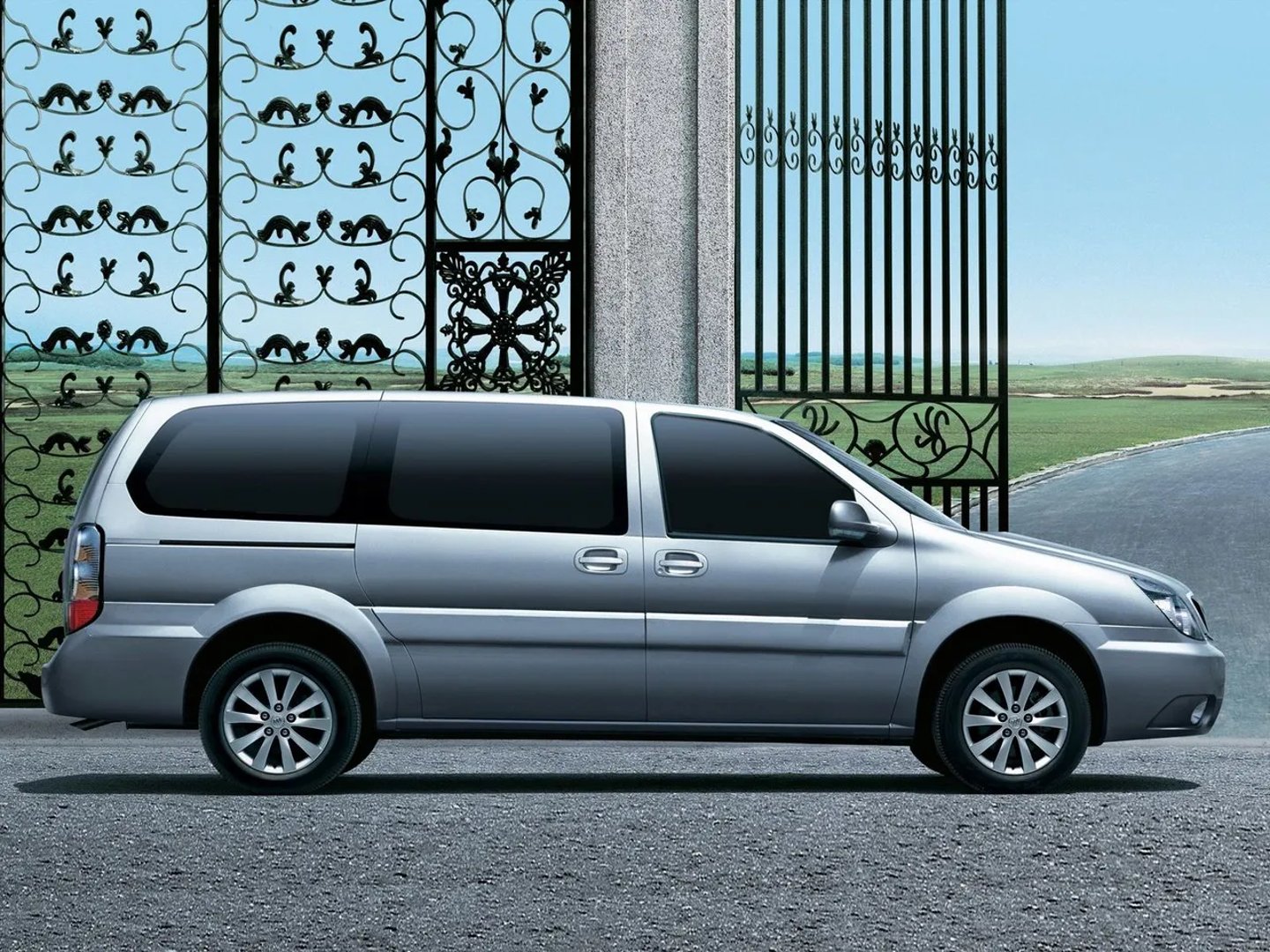 Buick_GL8_1_generation__Minivan__4.jpg