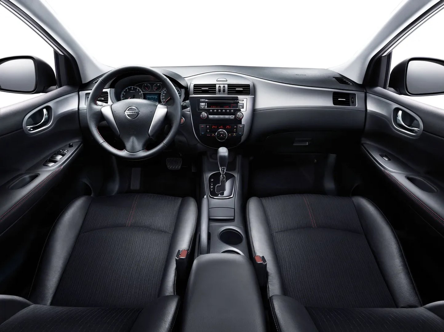 Nissan_Tiida_1_generation_restyling__Hatchback_5-door__7.jpg