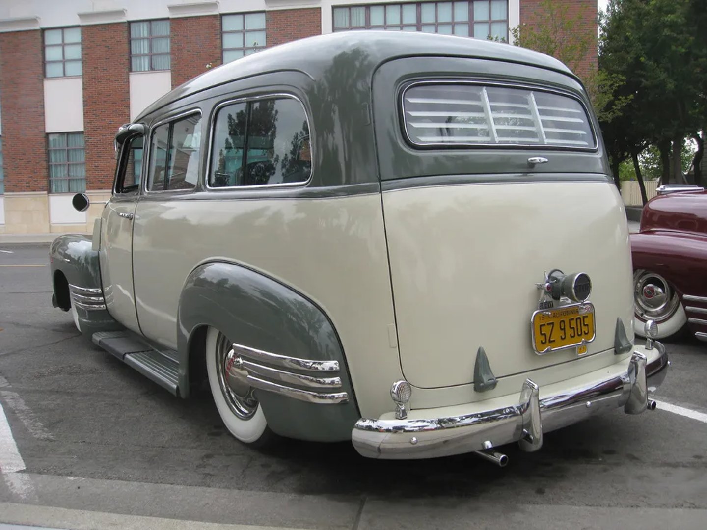 Chevrolet_Suburban_3_generation__Estate__9.jpg