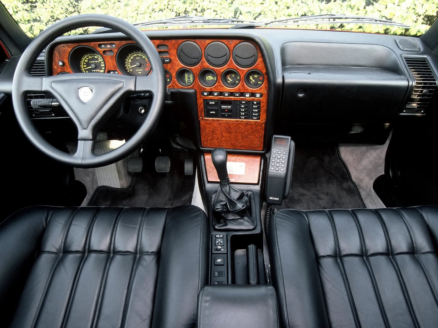 Lancia_Thema_1_generation__Sedan__12.jpg