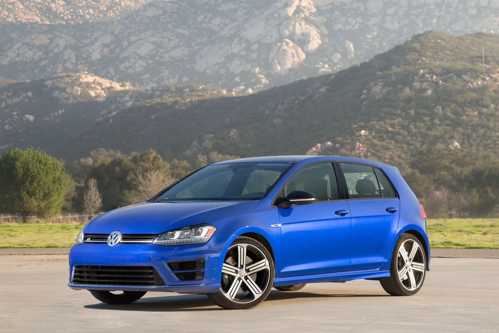 Volkswagen_Golf_R_7_generation__Hatchback_5-door__6.jpg