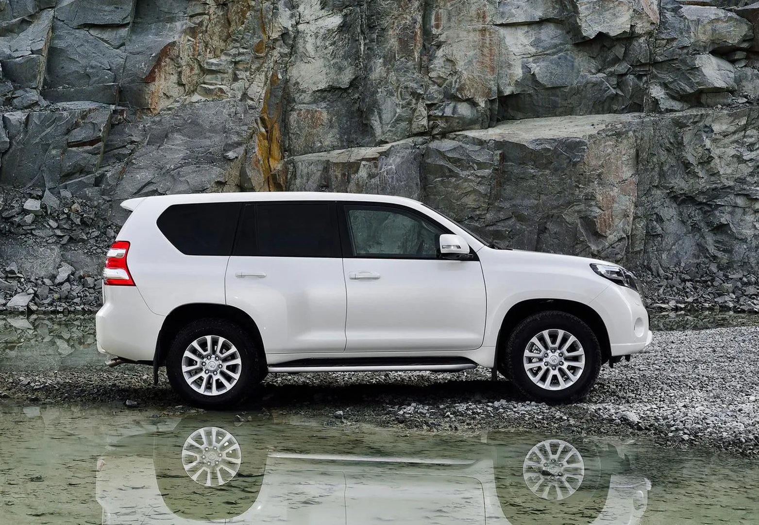 Toyota_Land_Cruiser_4_generation_restyling__SUV_5-doors__2.jpg