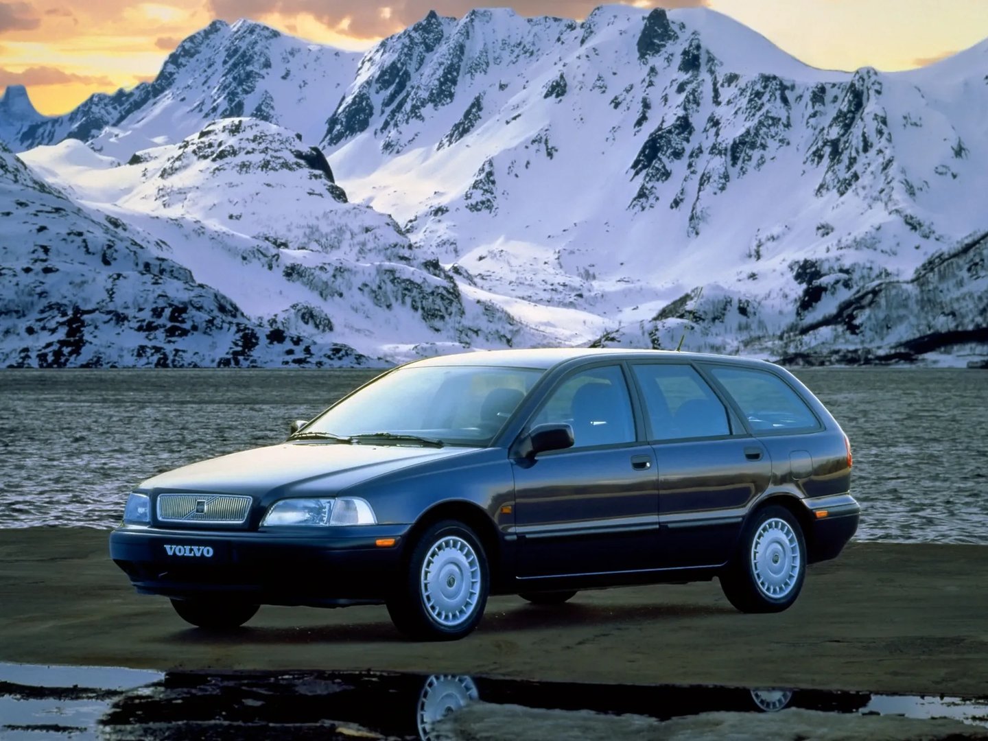 Volvo_V40_1_generation__Estate_5-door__1.jpg