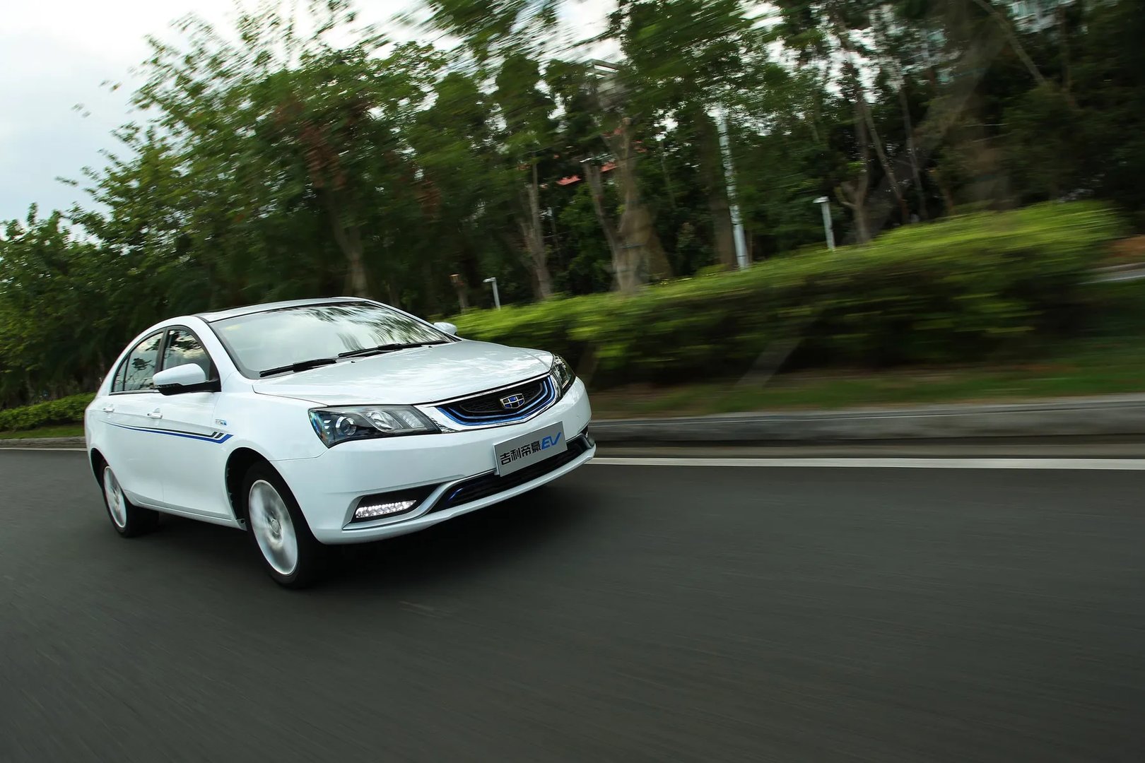 Geely_Emgrand_EV_1_generation__Sedan__10.jpg