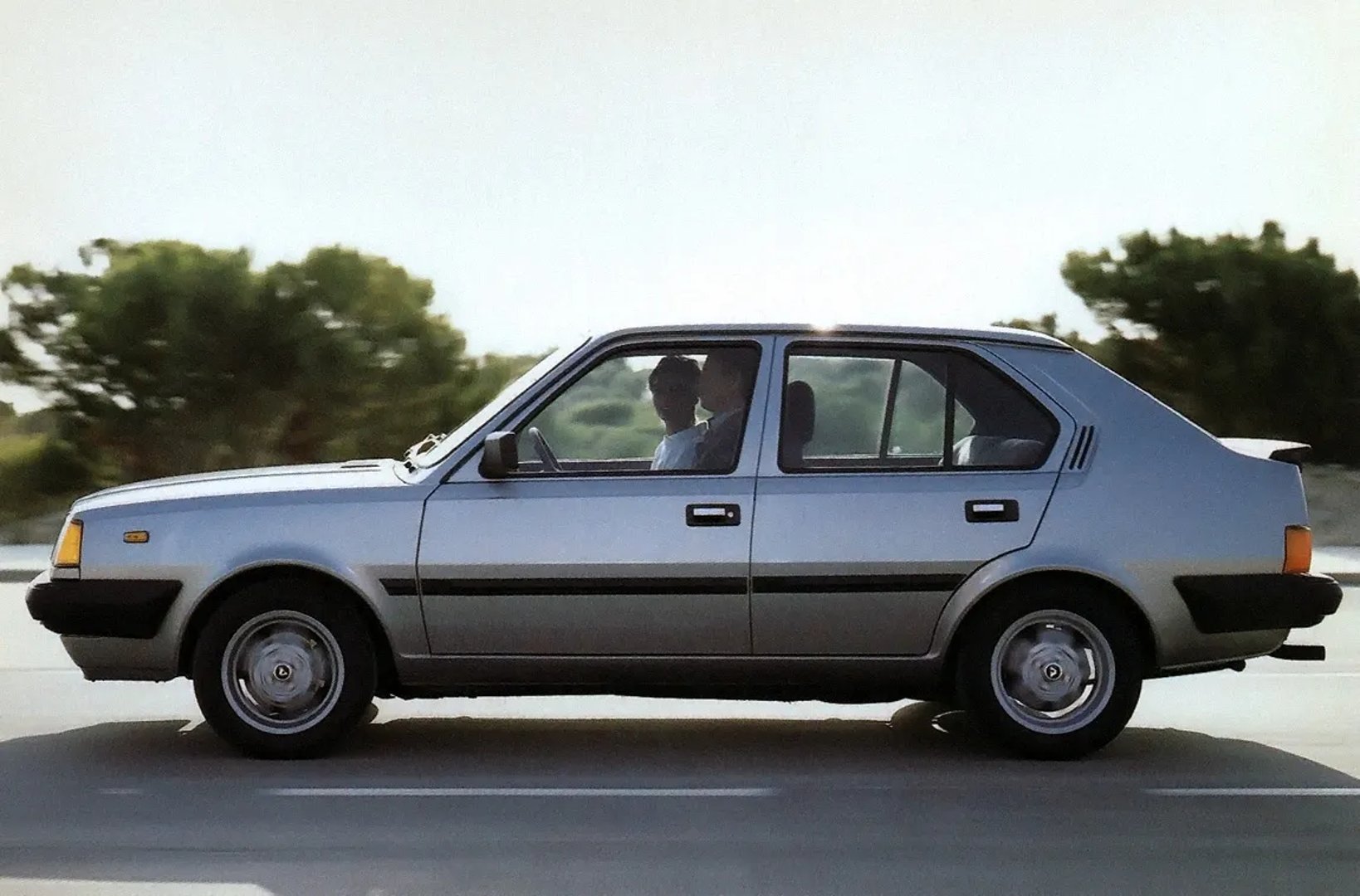 Volvo_300_Series_1_generation__Hatchback_5-door__7.jpg