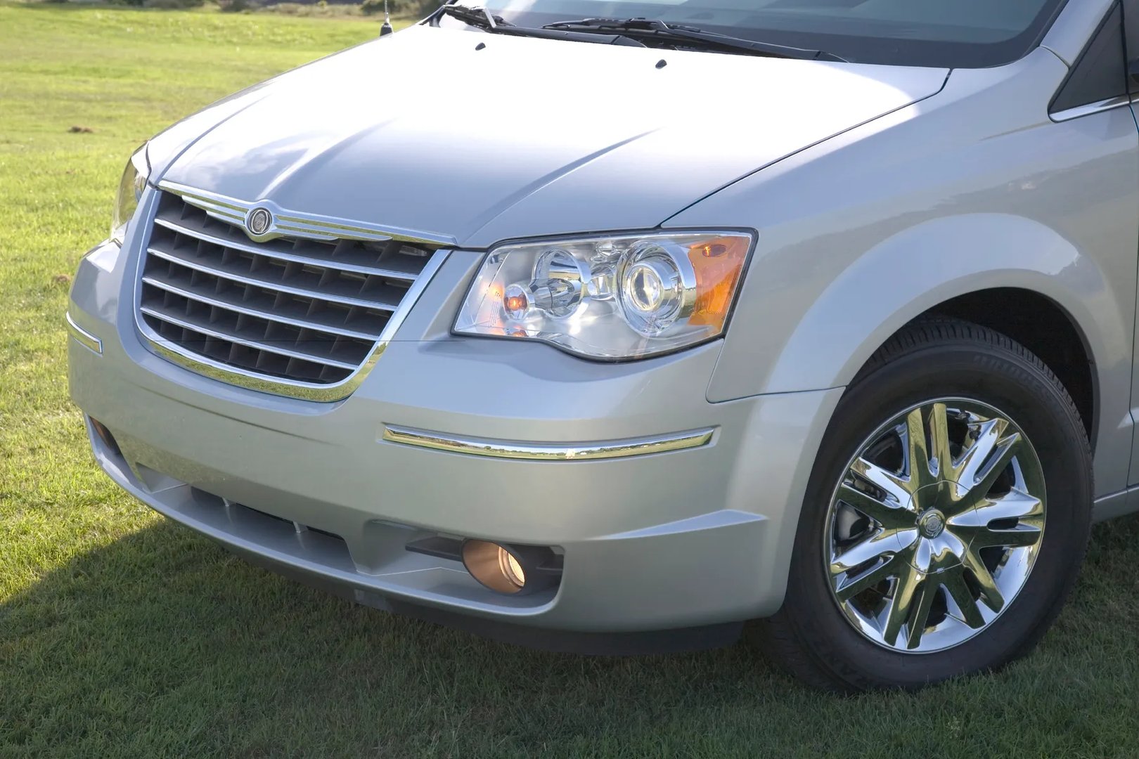Chrysler_Town_&amp;_Country_5_generation__Minivan__13.jpg