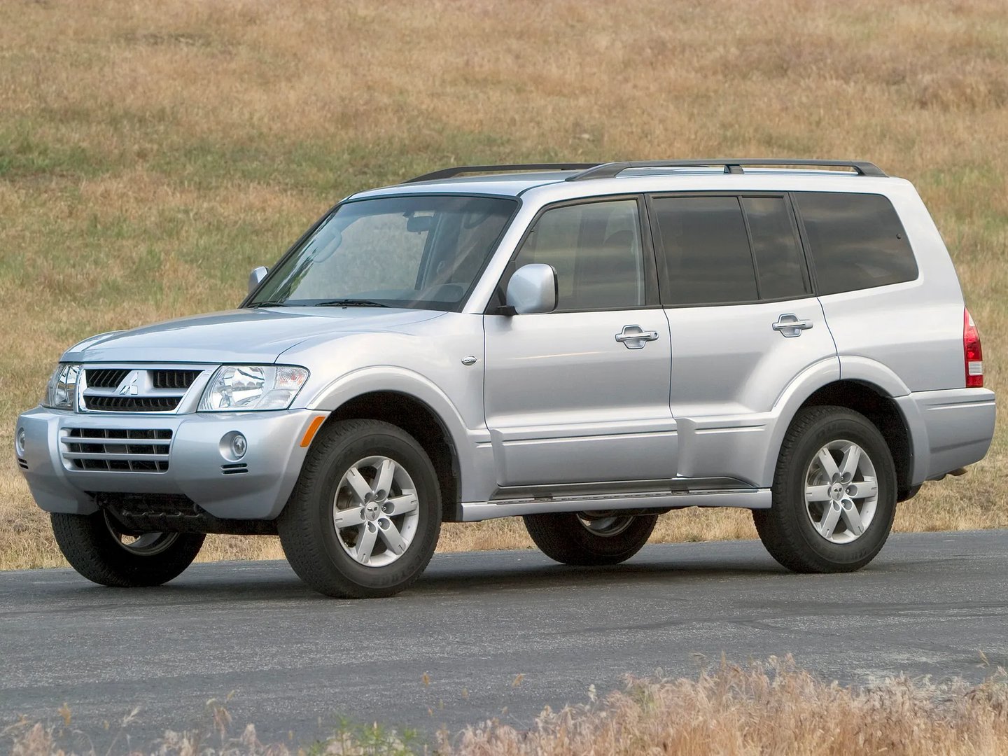 Mitsubishi_Montero_3_generation__SUV_5-doors__4.jpg