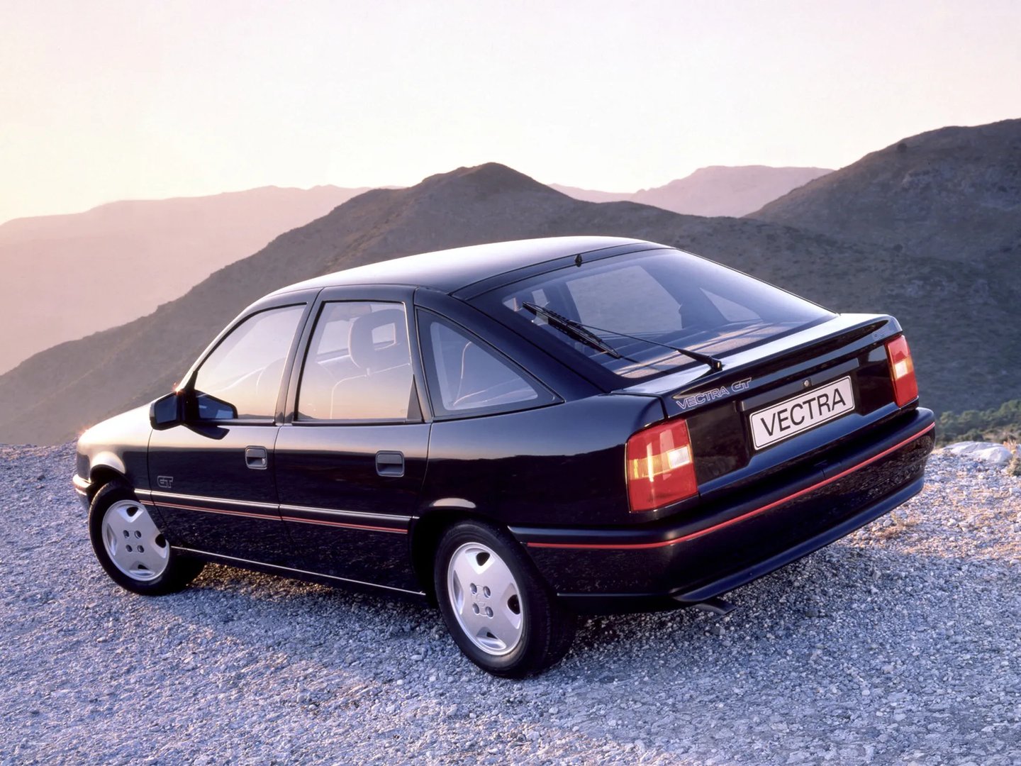 Opel_Vectra_1_generation__Liftback__5.jpg