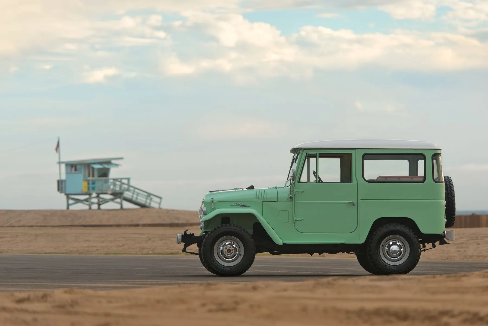 Toyota_LC_5_generation__SUV_3-doors__2.jpg