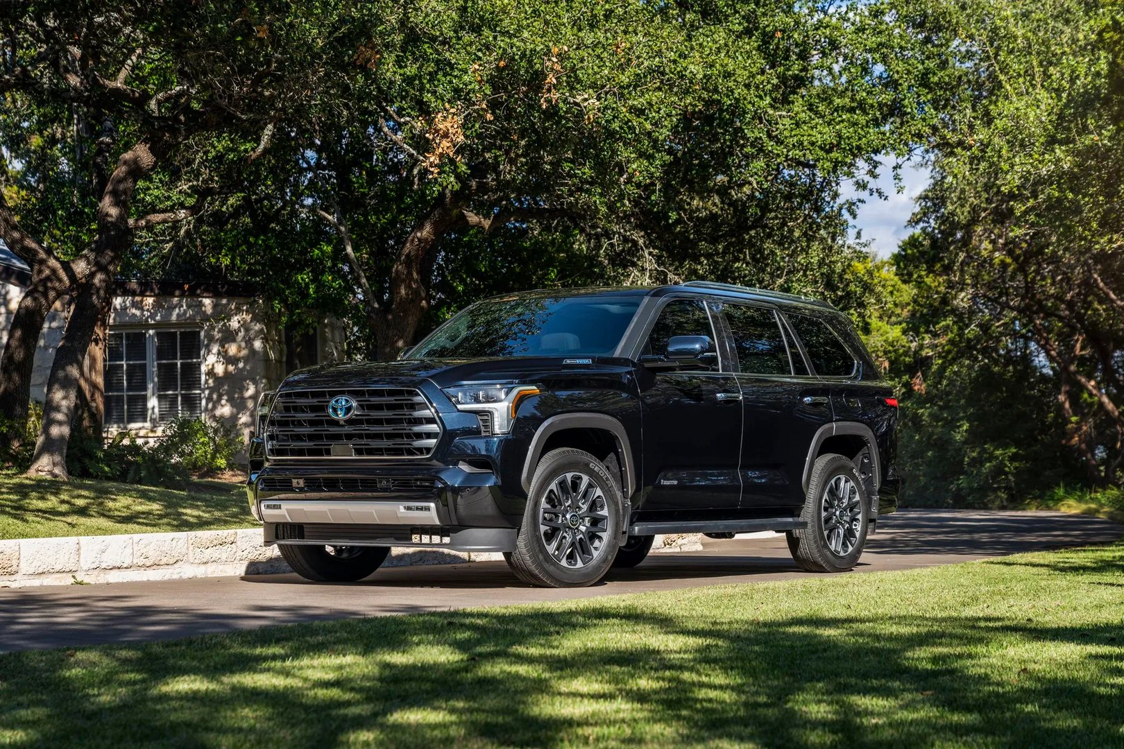 Toyota_Sequoia_3_generation__SUV_5-doors__7.jpg
