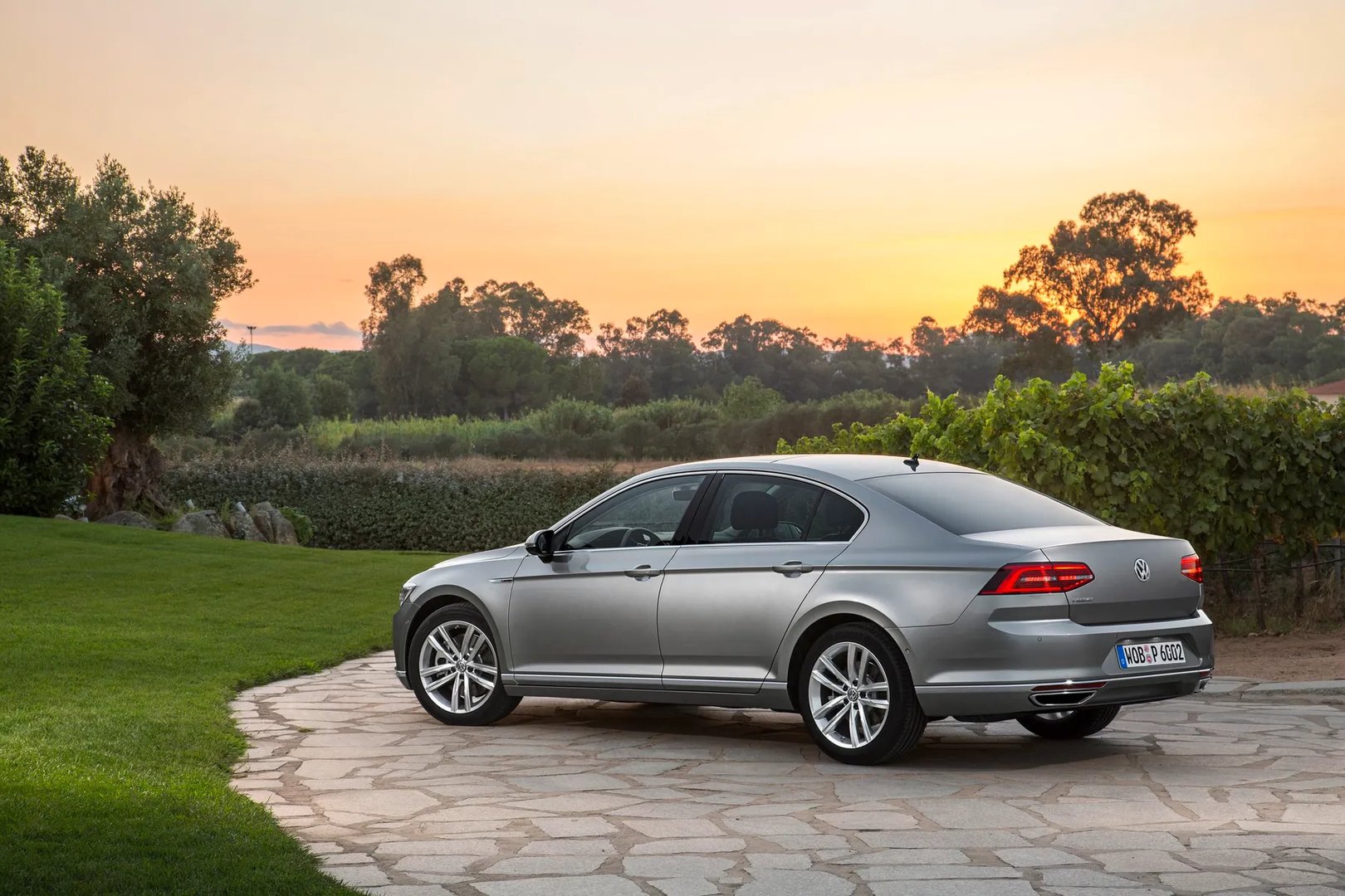 Volkswagen_Passat_8_generation__Sedan__8.jpg