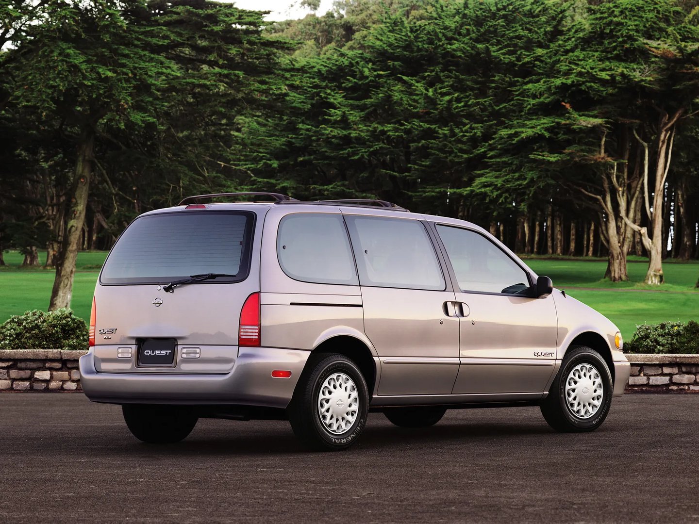 Nissan_Quest_1_generation__Minivan__2.jpg